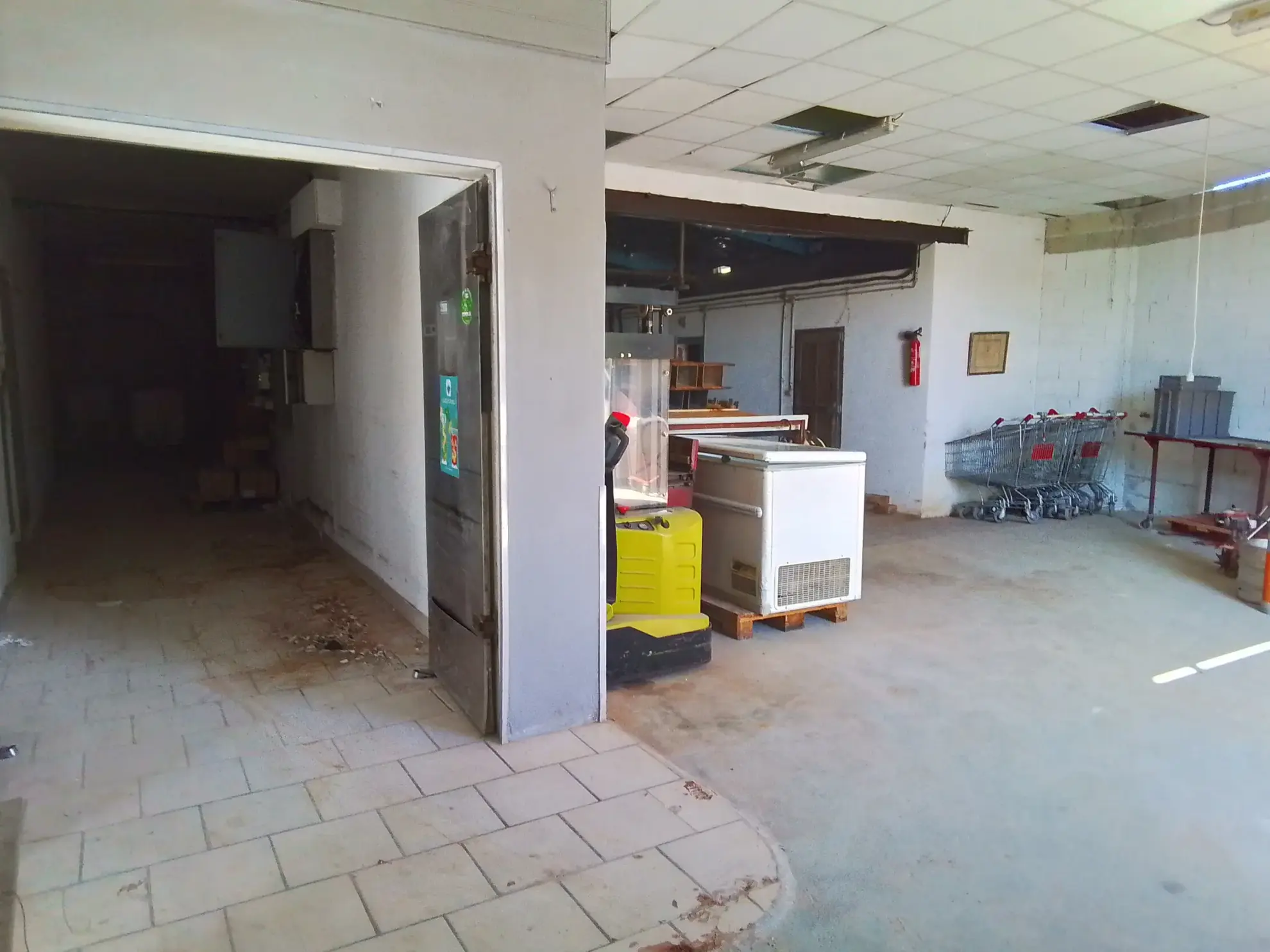 Grand entrepôt à vendre proche de Joyeuse – Opportunité d'investissement 