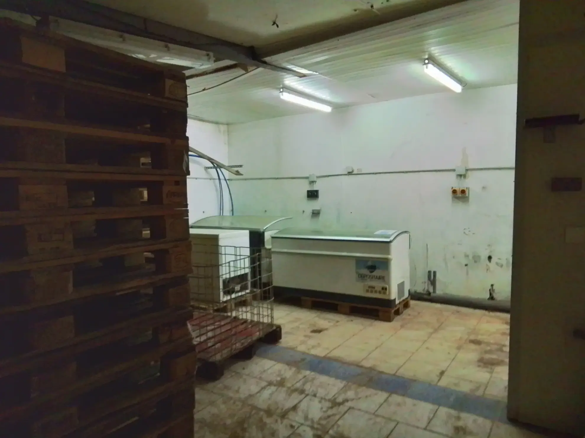 Grand entrepôt à vendre proche de Joyeuse – Opportunité d'investissement 