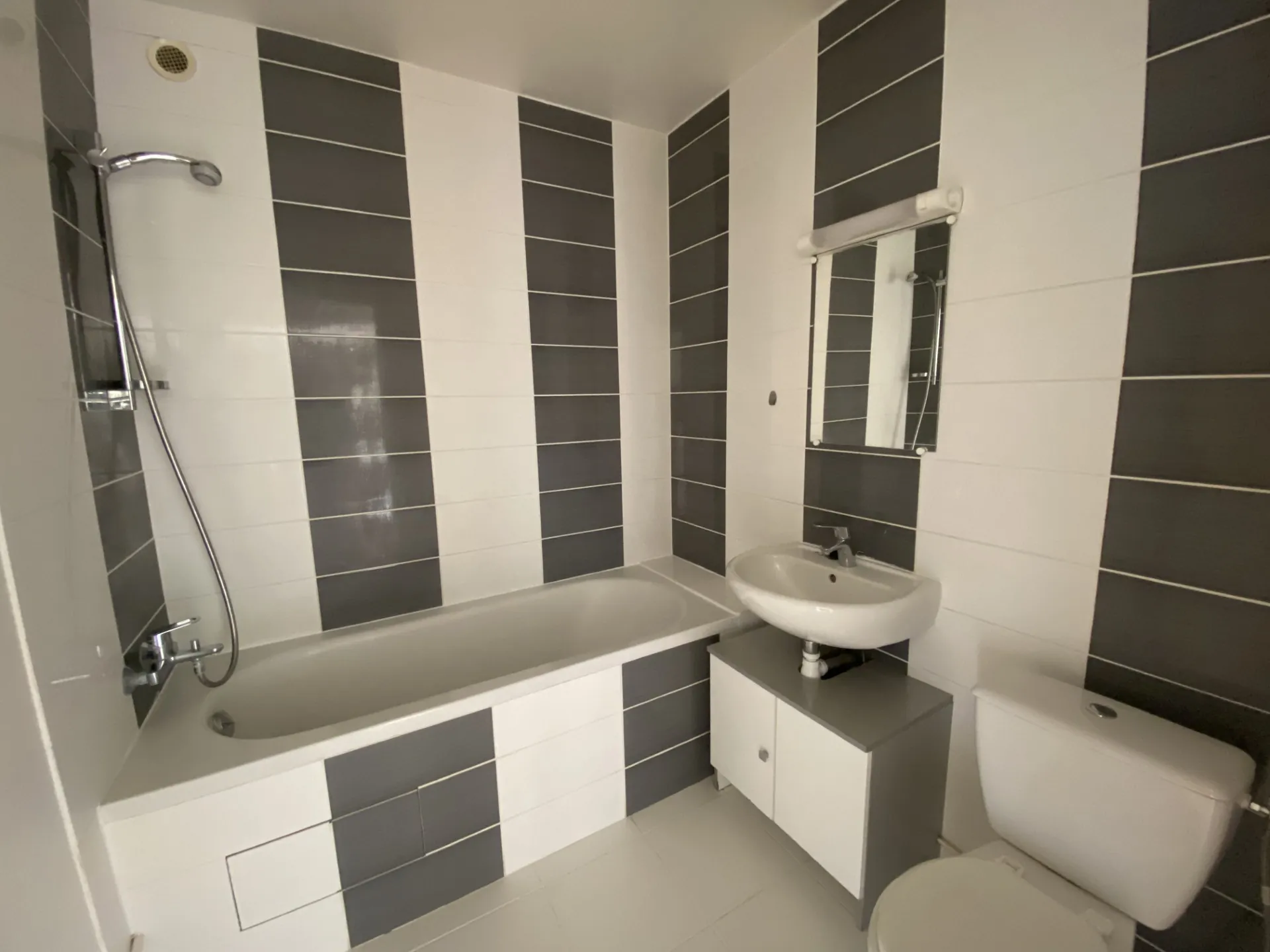 Appartement 2 pièces lumineux à Evry avec parking et vue dégagée 