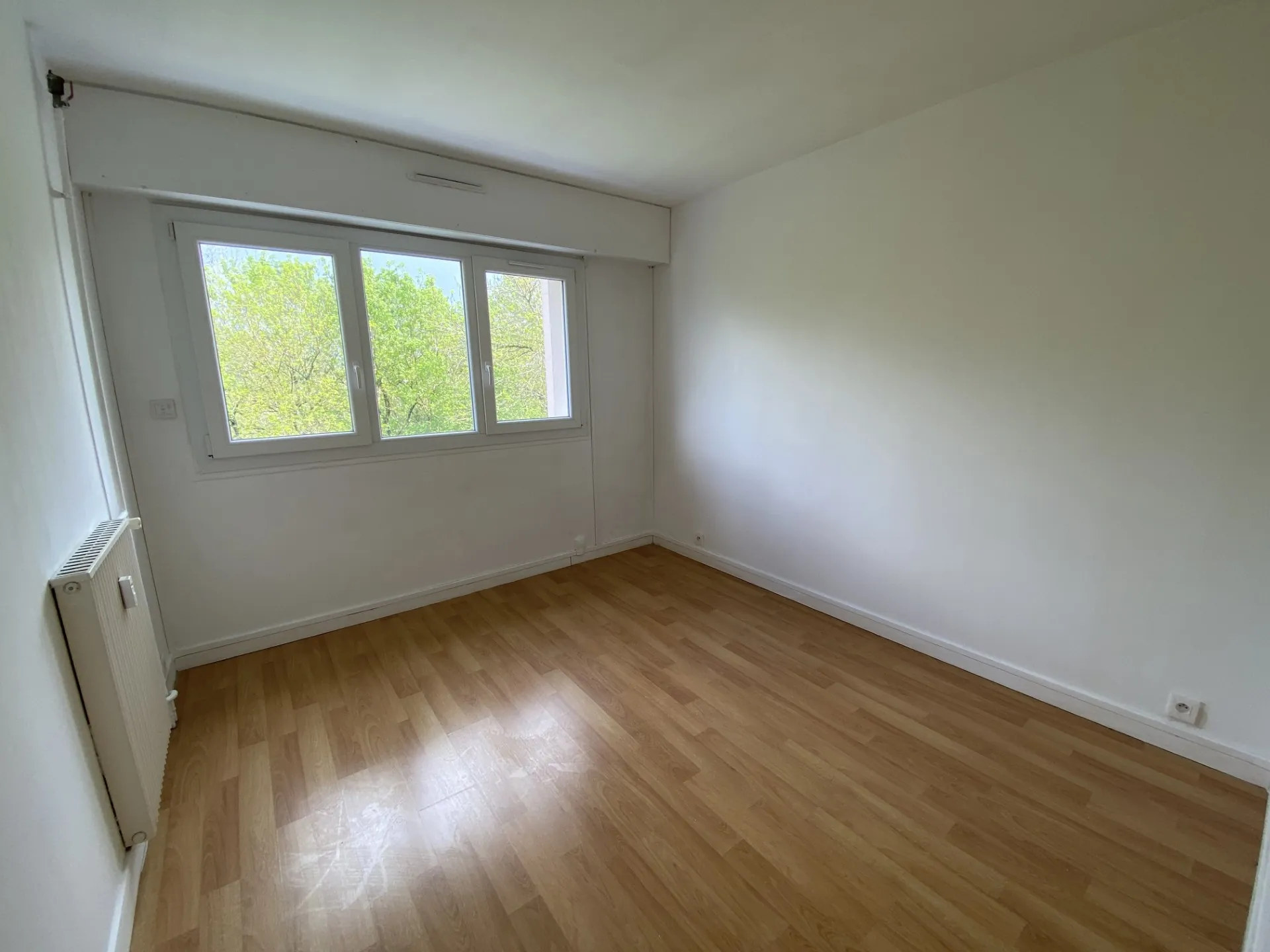 Appartement 2 pièces lumineux à Evry avec parking et vue dégagée 