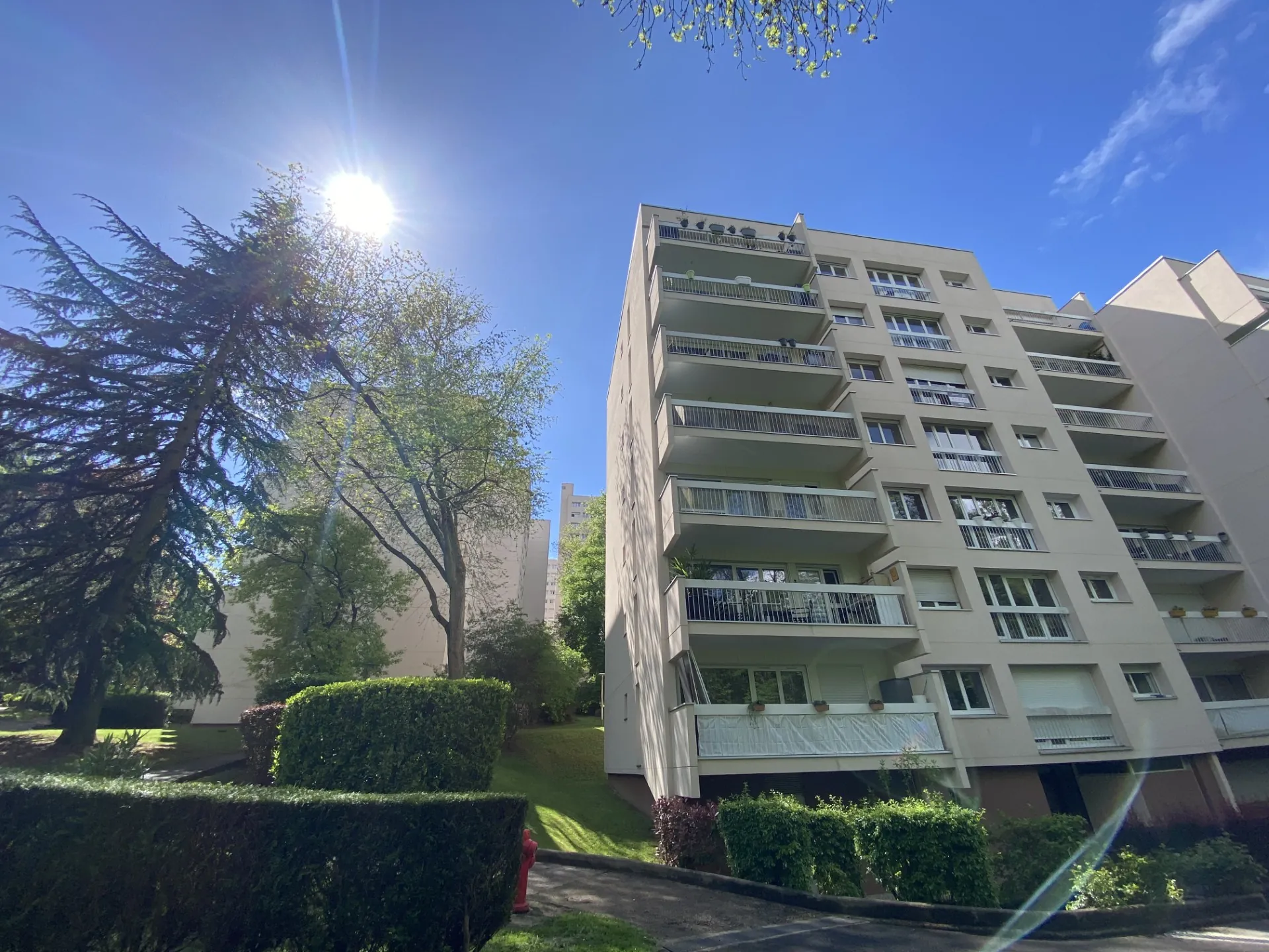 Appartement 2 pièces avec vue dégagée à Évry, proche gare RER D