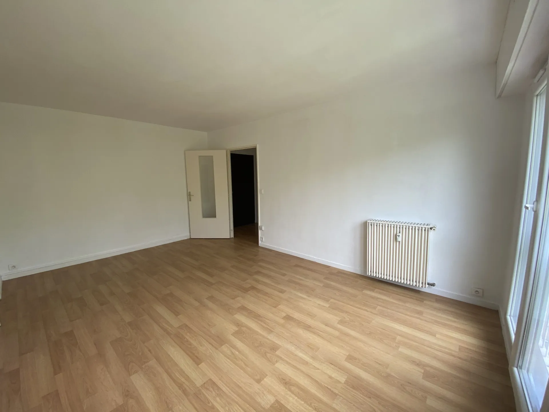 Appartement 2 pièces lumineux à Evry avec parking et vue dégagée 