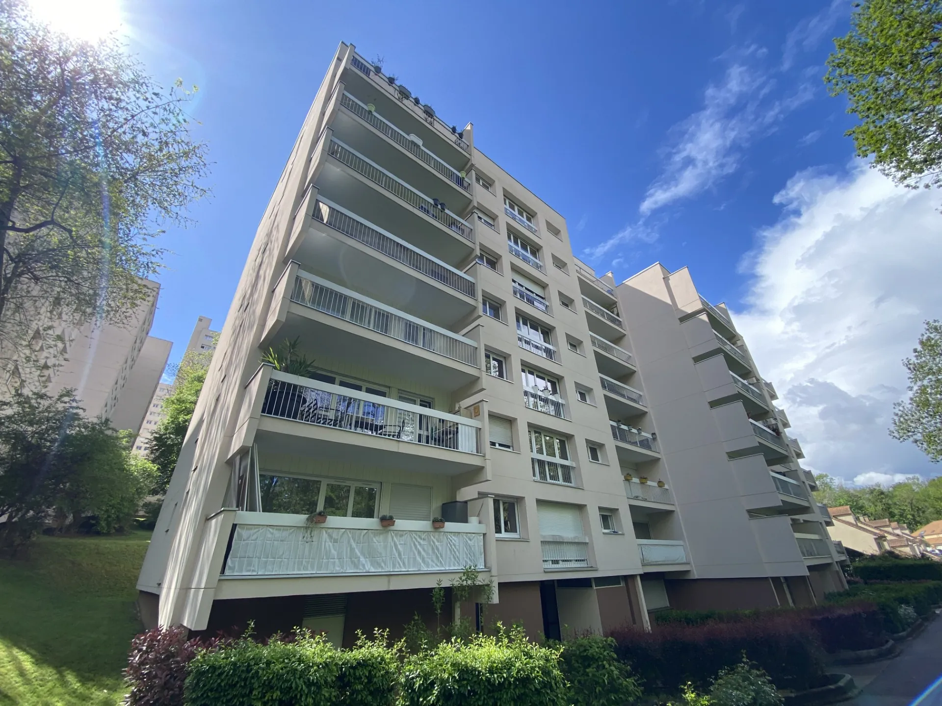 Appartement 2 pièces lumineux à Evry avec parking et vue dégagée 