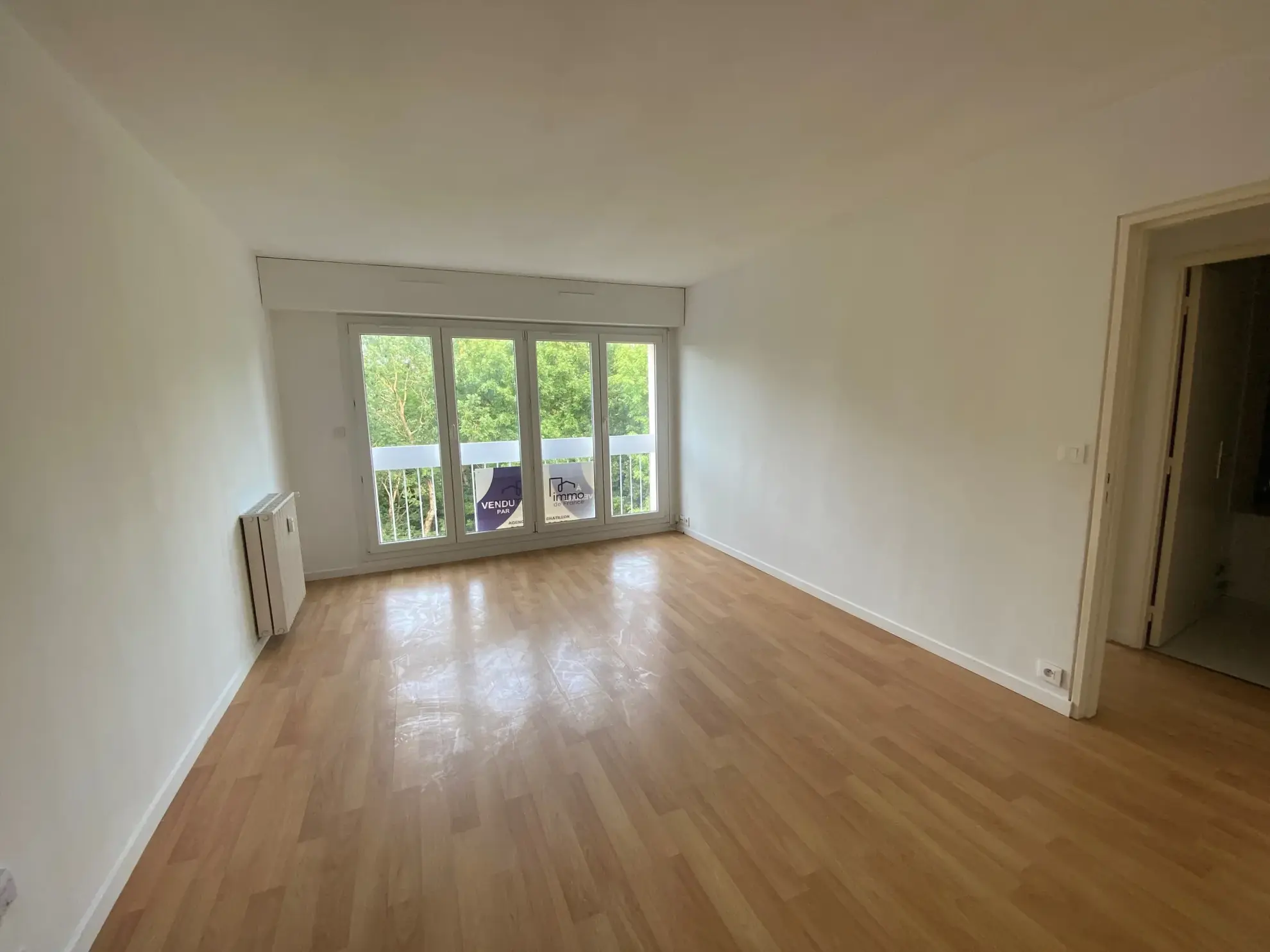 Appartement 2 pièces lumineux à Evry avec parking et vue dégagée 