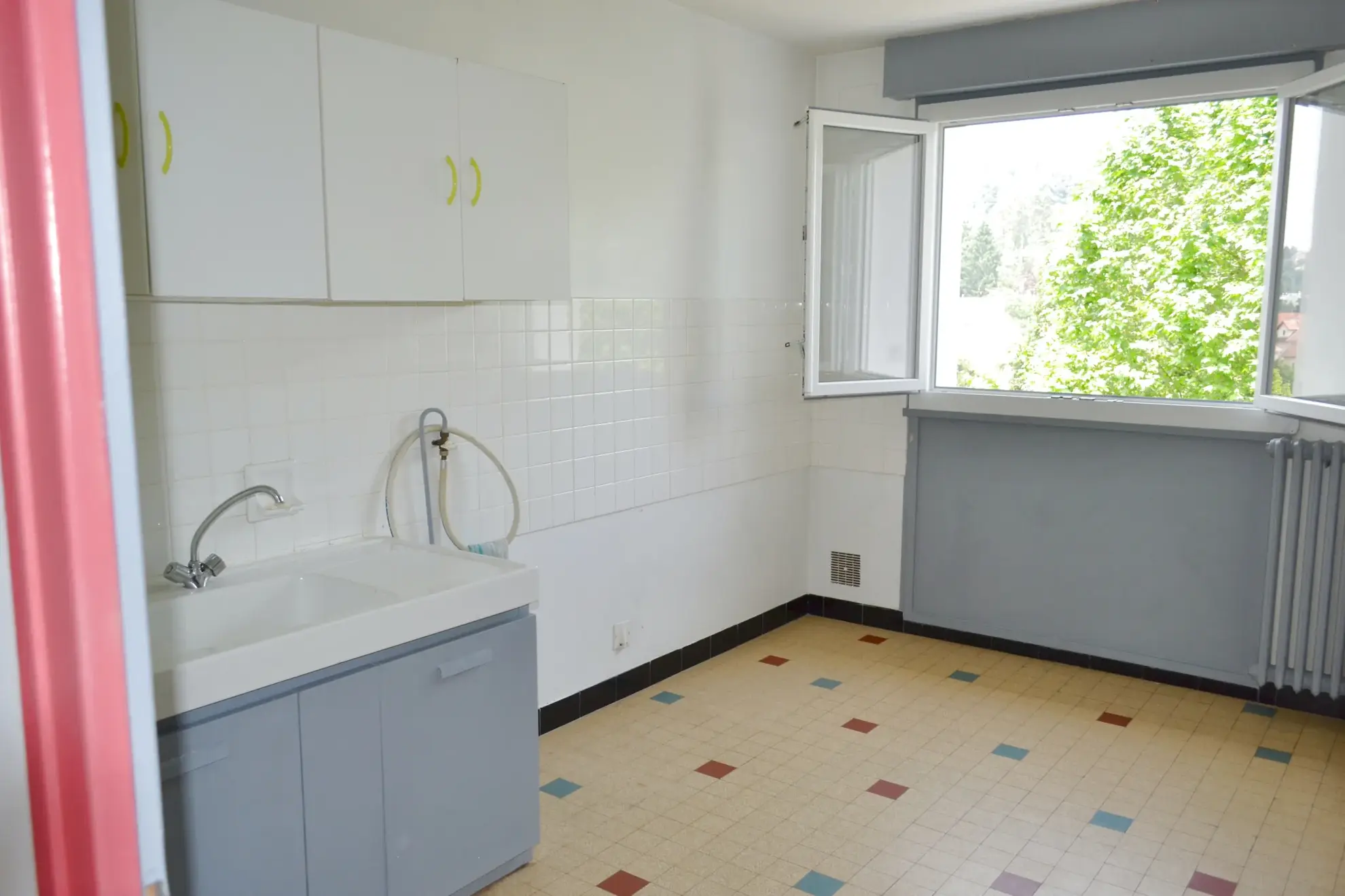 Charmant appartement T4 avec cave à La Tour du Pin, centre-ville, balcon et parking proche 