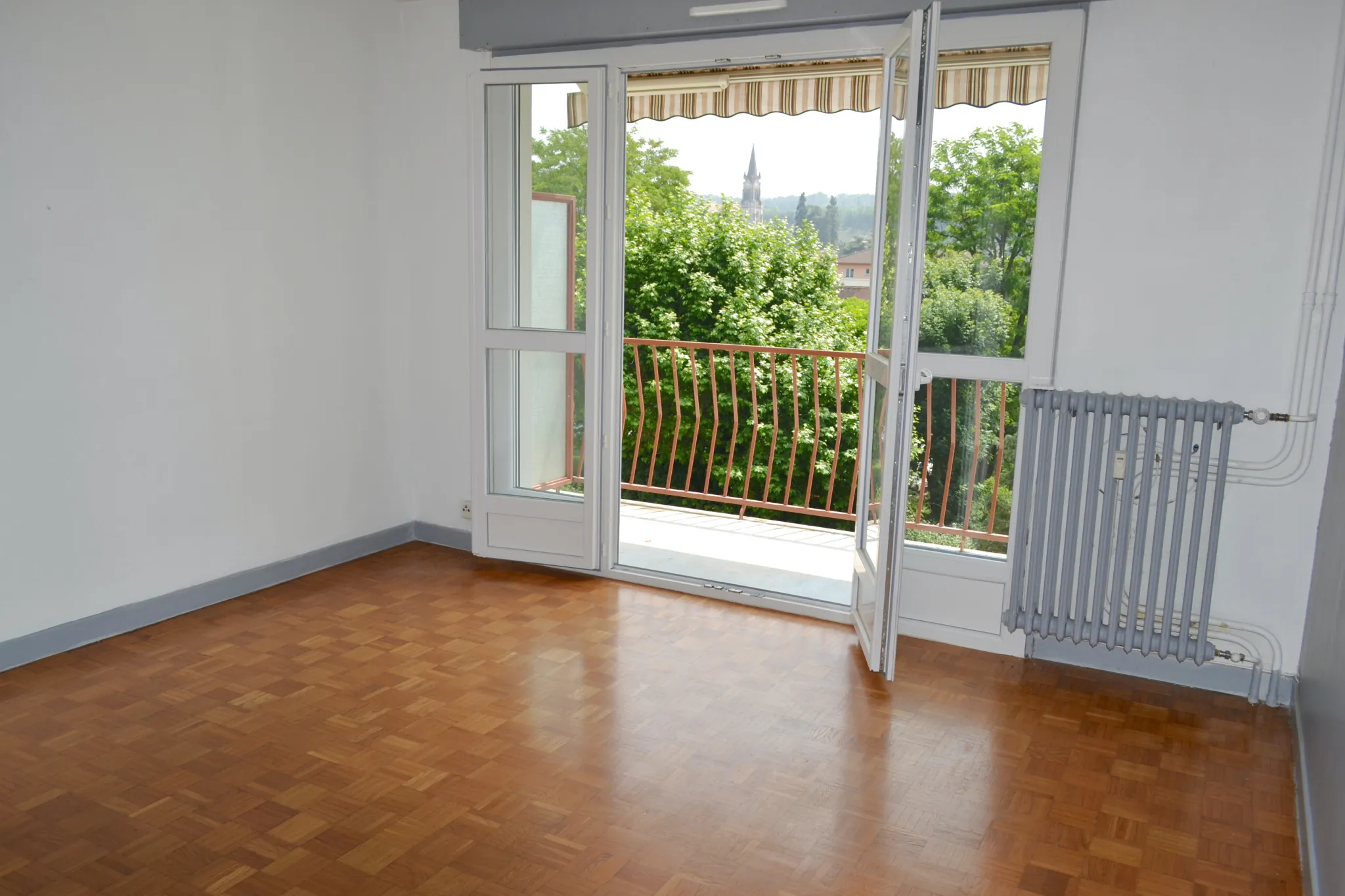 Charmant appartement T4 avec cave à La Tour du Pin, centre-ville, balcon et parking proche