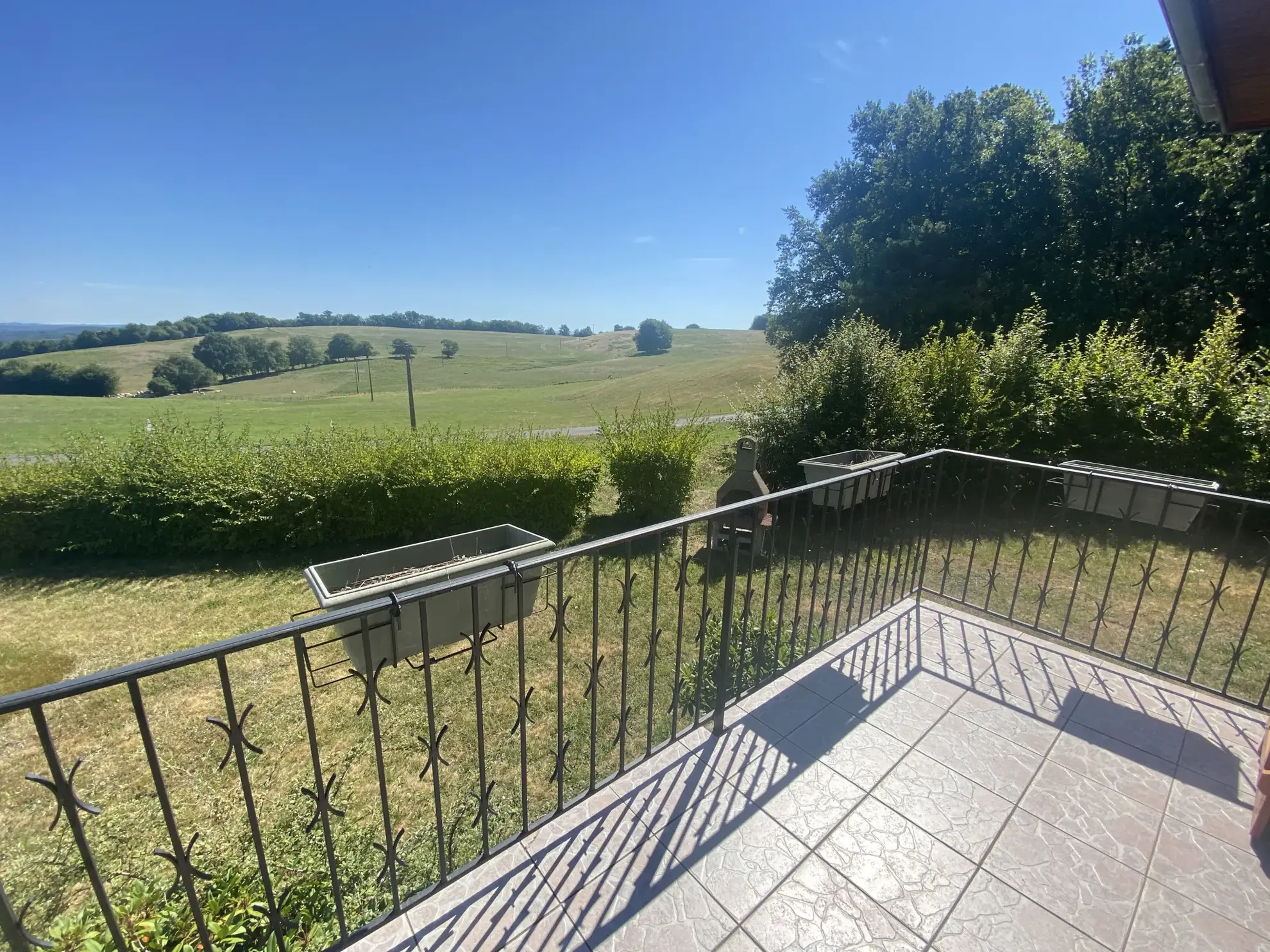 Maison 4 chambres avec garage et terrain à Goulles (19430) – Calme et luminosité 