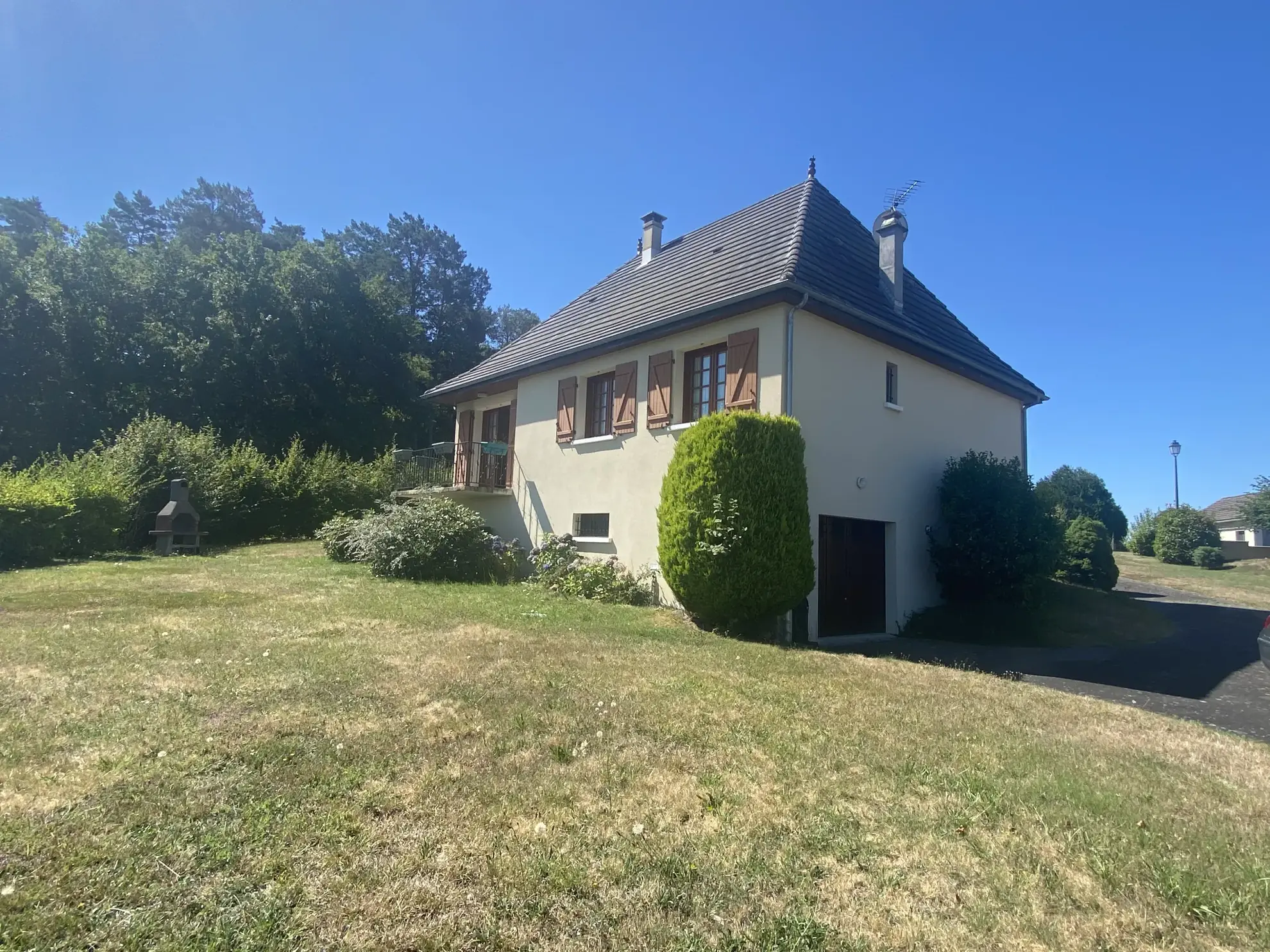 Maison 4 chambres avec garage et terrain à Goulles (19430) – Calme et luminosité 