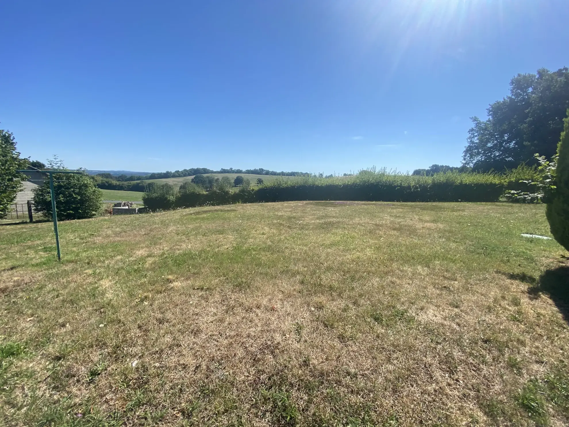 Maison 4 chambres avec garage et terrain à Goulles (19430) – Calme et luminosité 