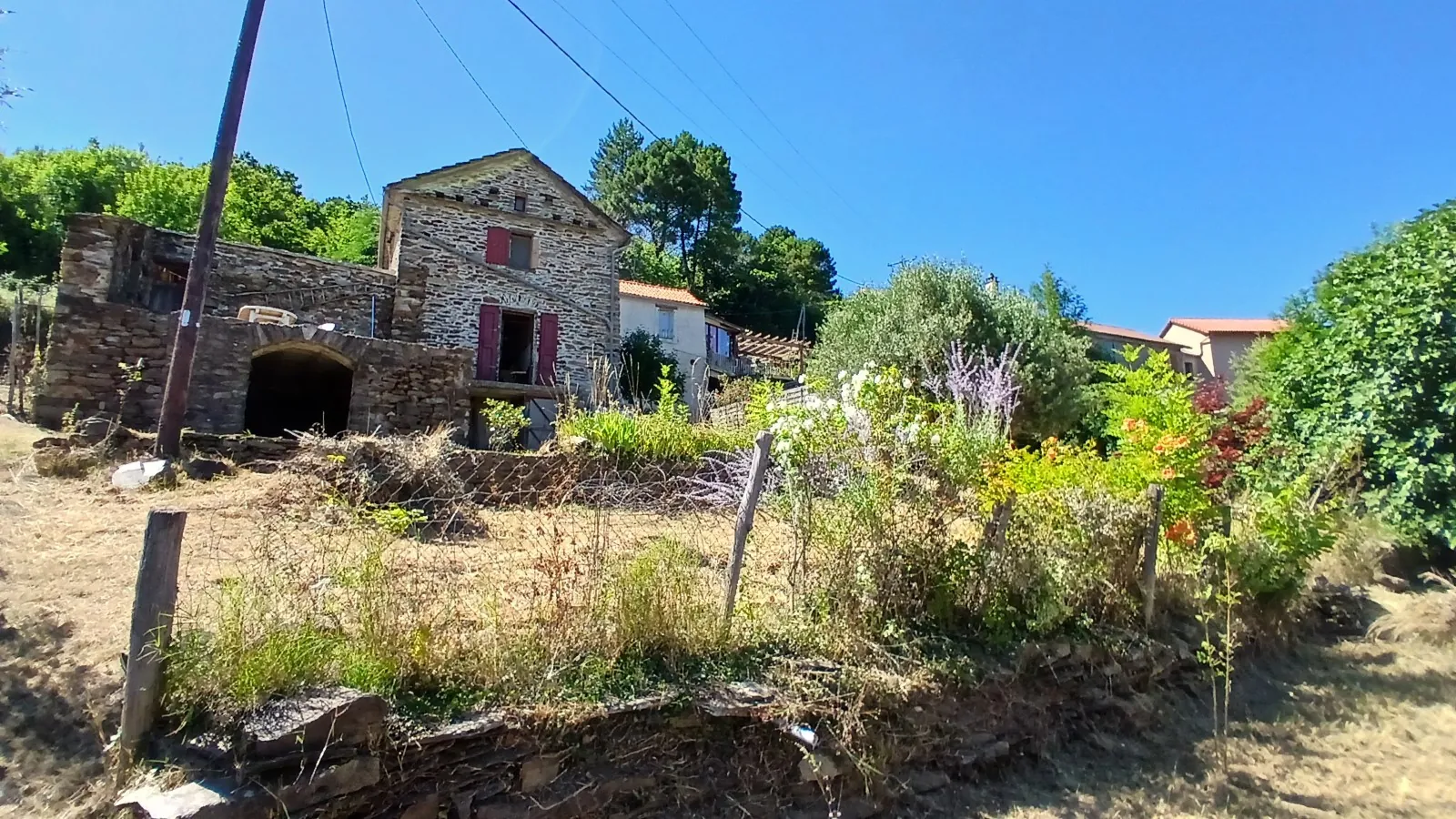 Charmante maison cévenole avec grand terrain et vue imprenable à Saint Frezal de Ventalon 