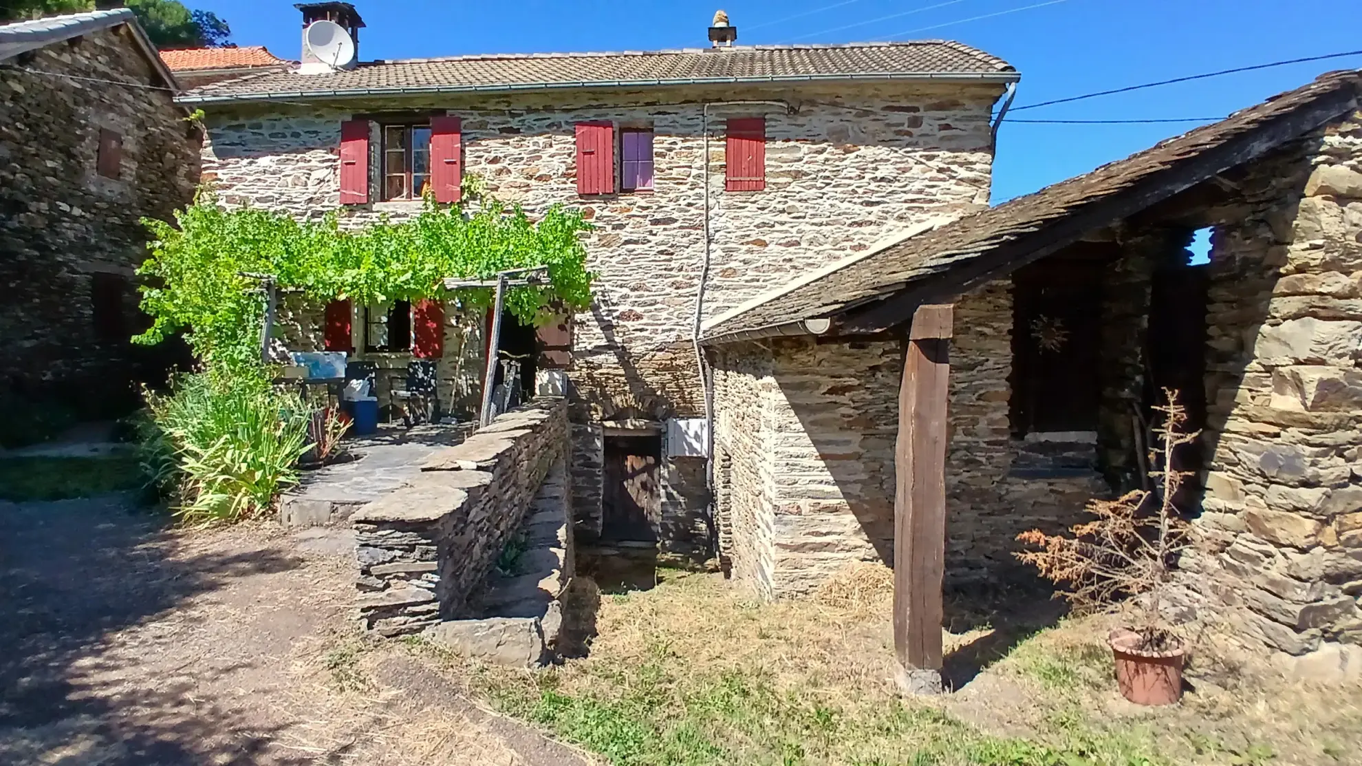 Charmante maison cévenole avec grand terrain et vue imprenable à Saint Frezal de Ventalon 