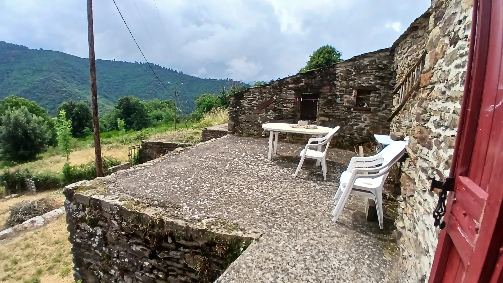 Charmante maison cévenole avec grand terrain et vue imprenable à Saint Frezal de Ventalon 