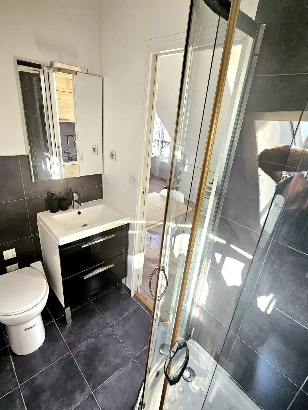 Charmant studio rénové avec vue dégagée à Paris 9e 