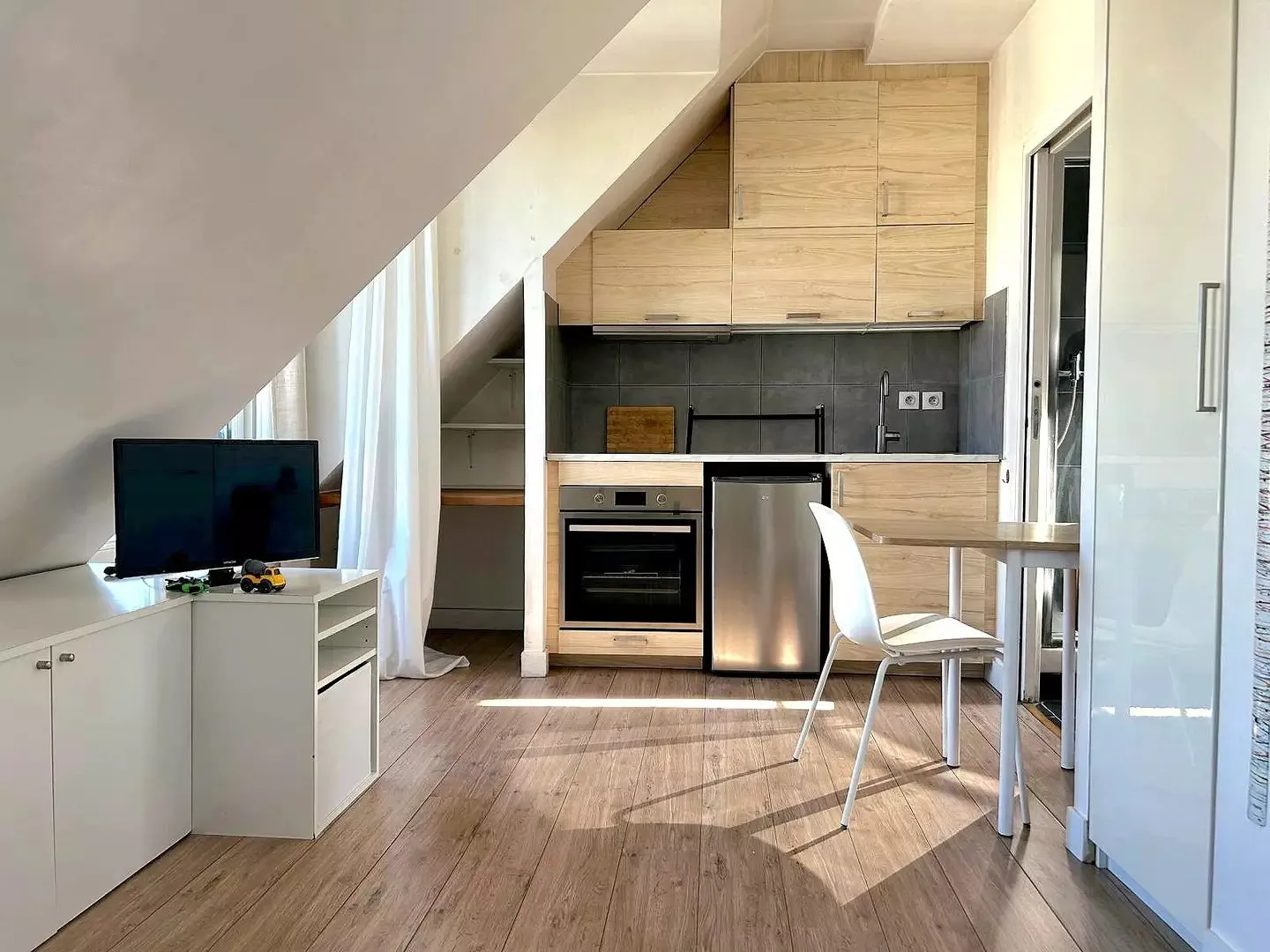 Charmant studio rénové avec vue dégagée à Paris 9e