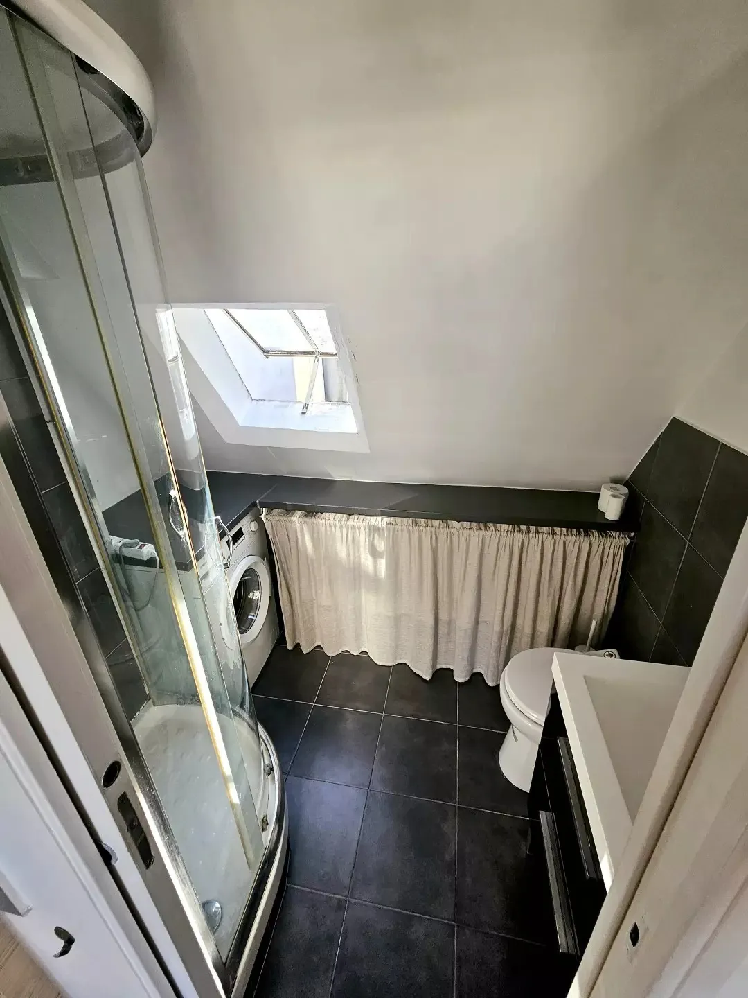 Charmant studio rénové avec vue dégagée à Paris 9e 