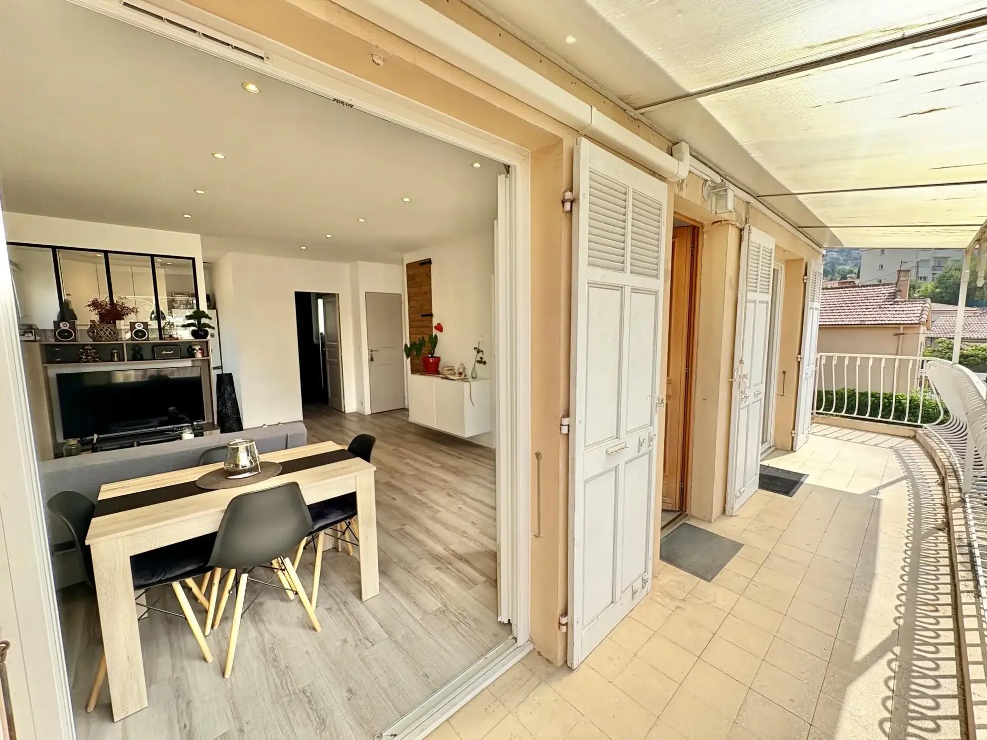 Haut de villa T3 rénové avec jardin et balcon plein sud à Toulon 