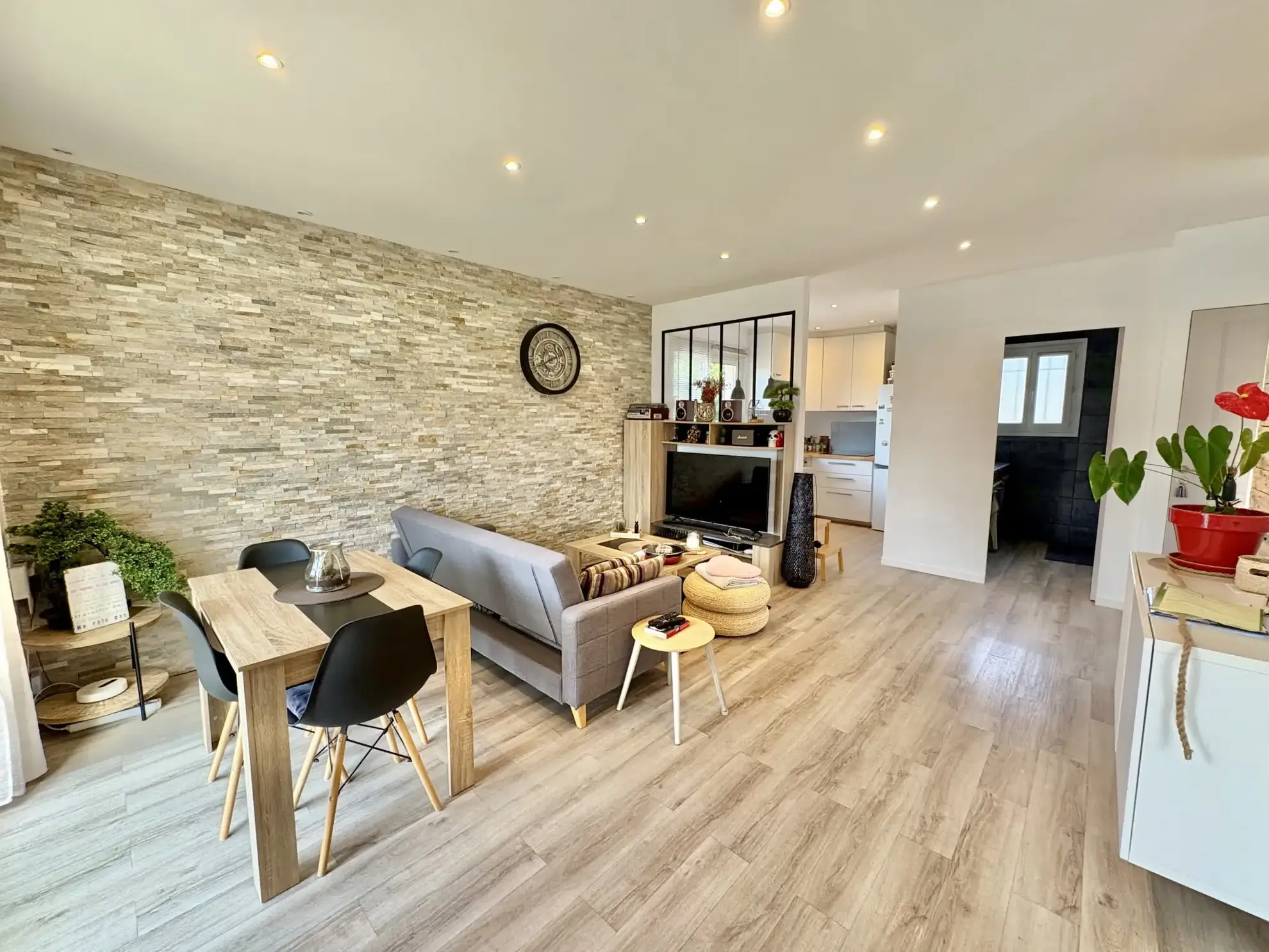 Haut de villa T3 rénové avec jardin et balcon plein sud à Toulon 