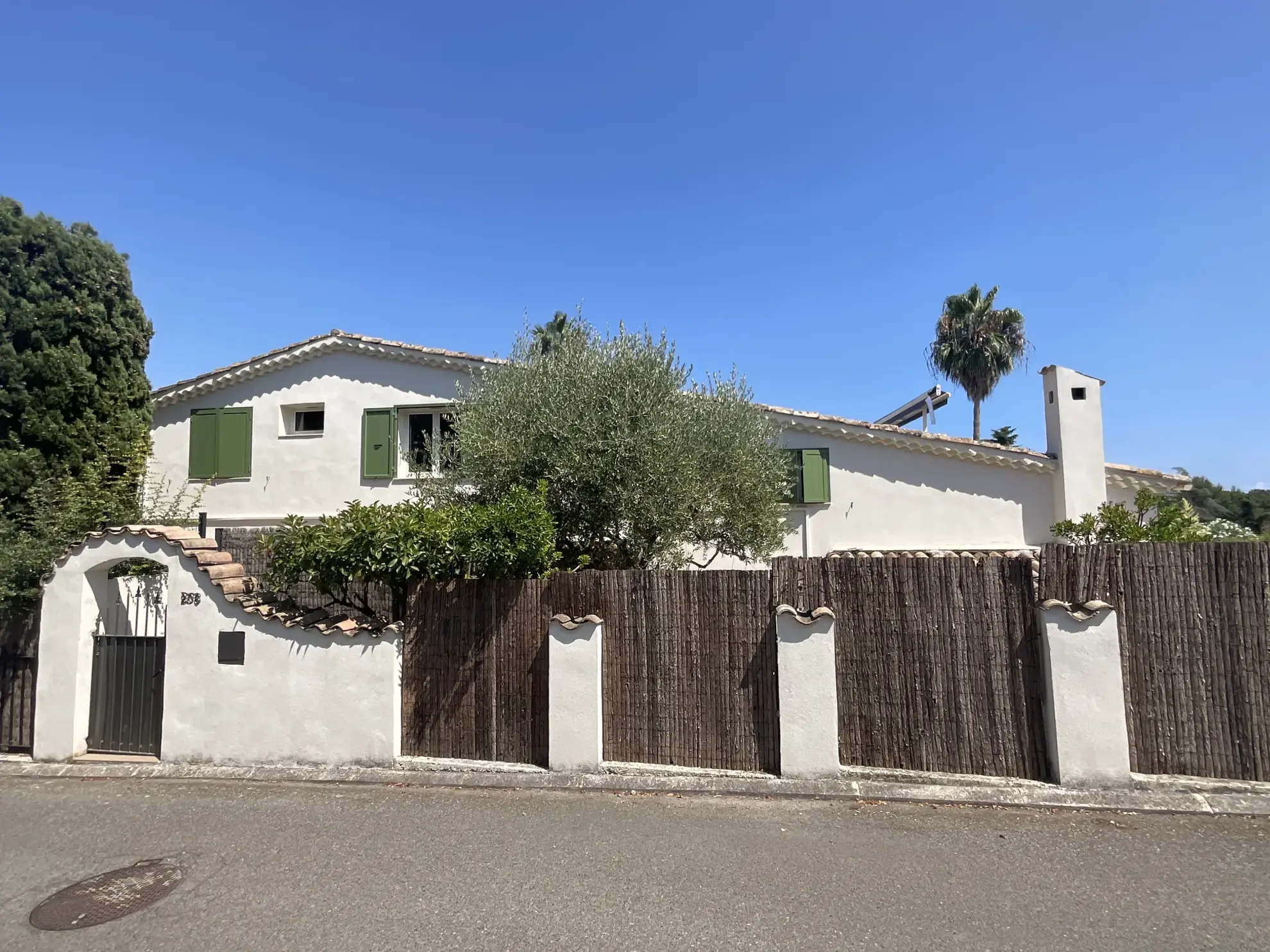 Atypique duplex meublé avec terrain et parking à Villeneuve-Loubet