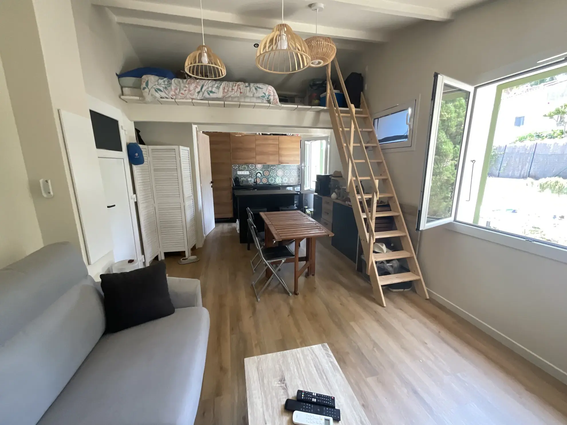 Atypique duplex meublé avec terrain et parking à Villeneuve-Loubet 