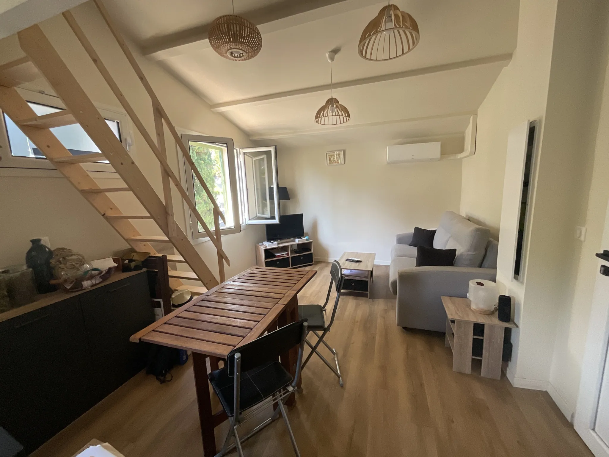 Atypique duplex meublé avec terrain et parking à Villeneuve-Loubet 