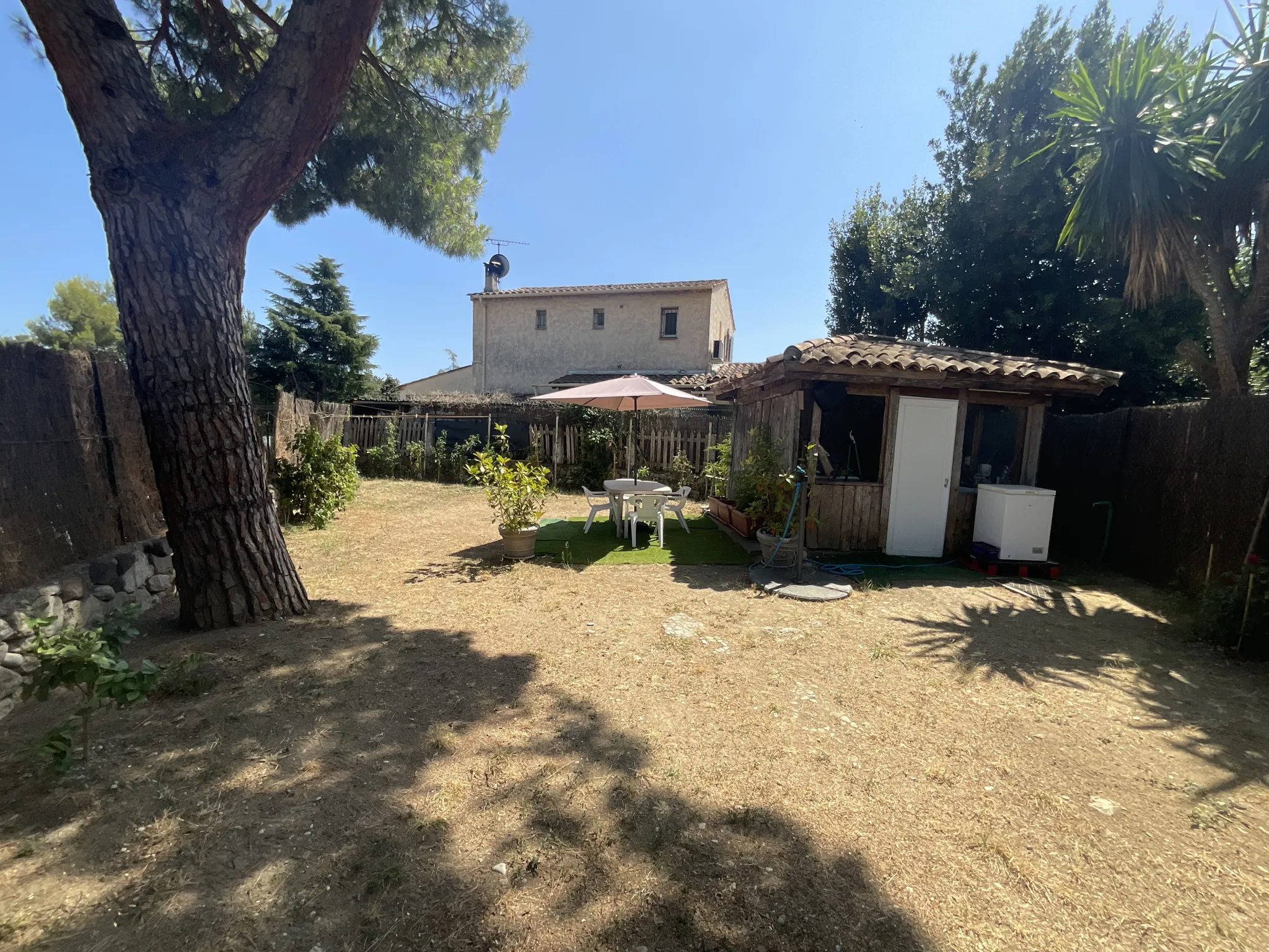 Atypique duplex meublé avec terrain et parking à Villeneuve-Loubet 