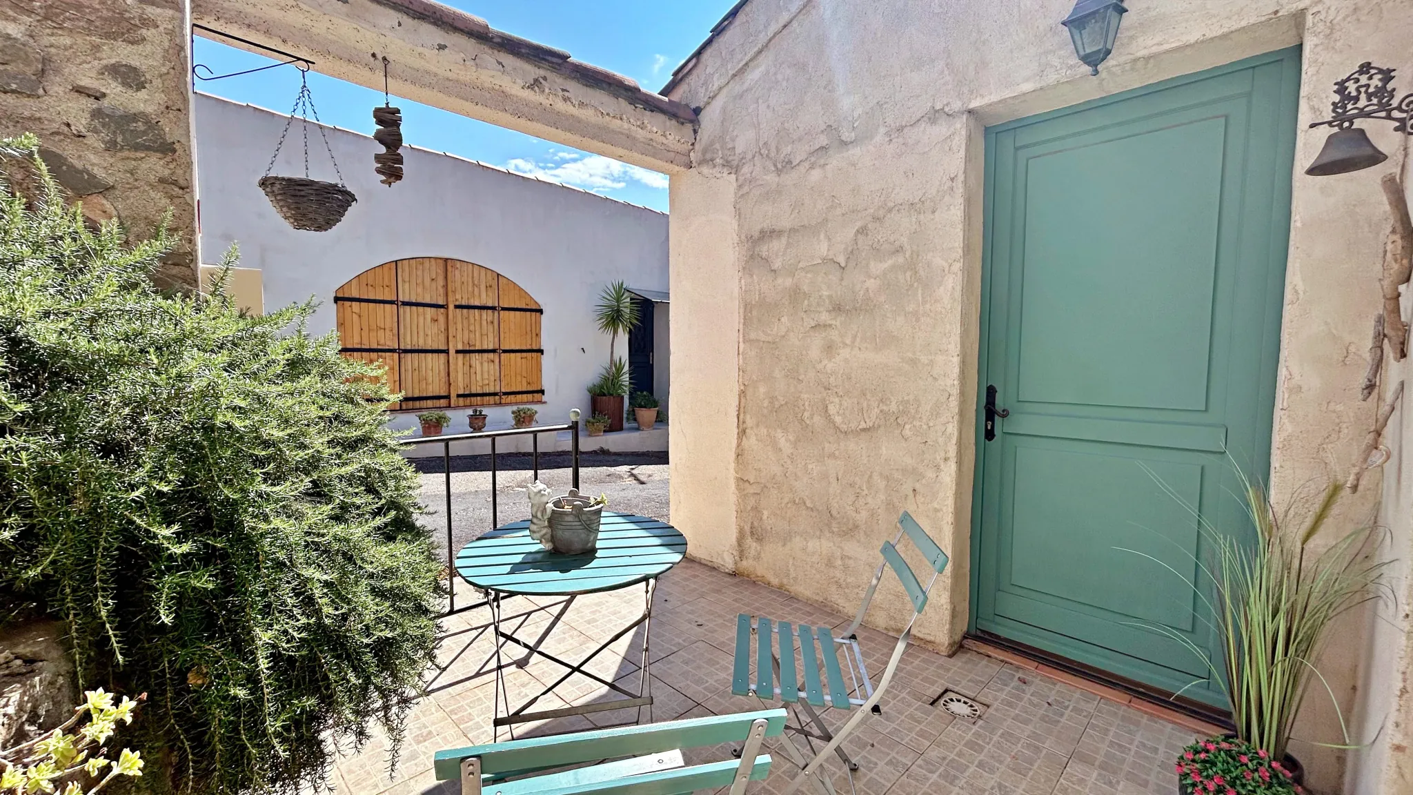 Maison en pierre avec vue exceptionnelle, terrasse et jardin à Escales 