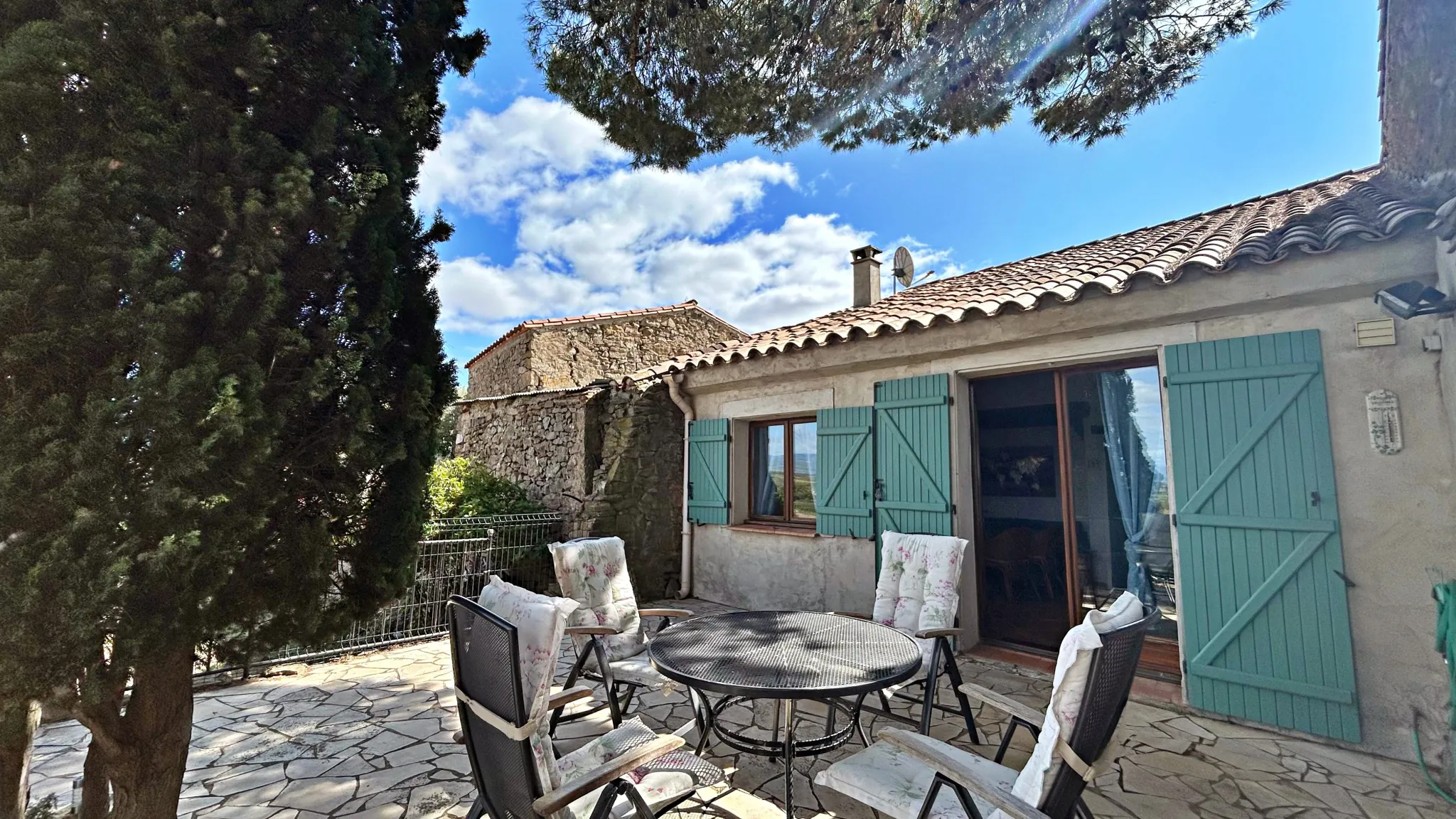 Maison en pierre avec vue exceptionnelle, terrasse et jardin à Escales 