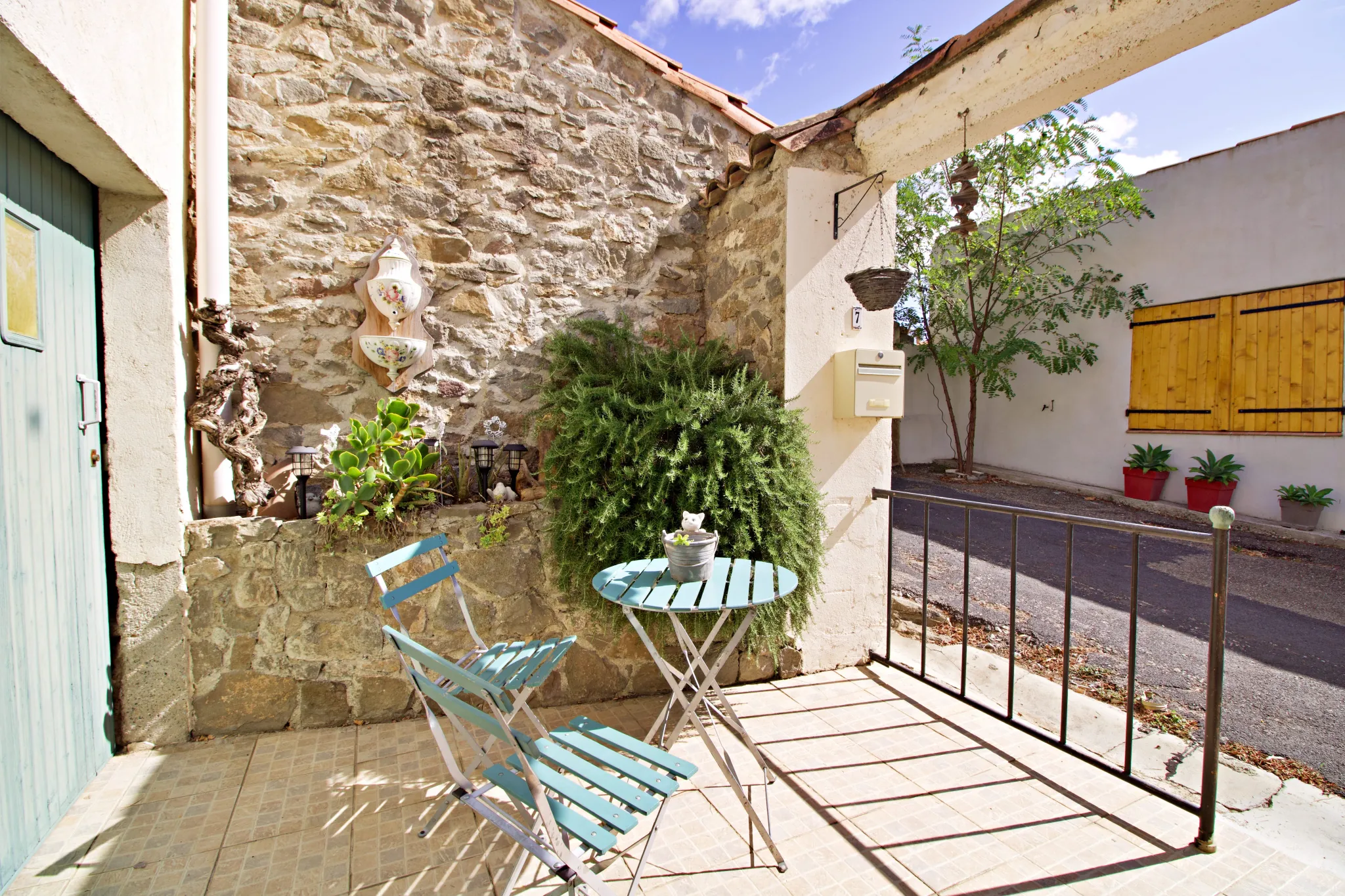 Maison en pierre avec vue exceptionnelle, terrasse et jardin à Escales 