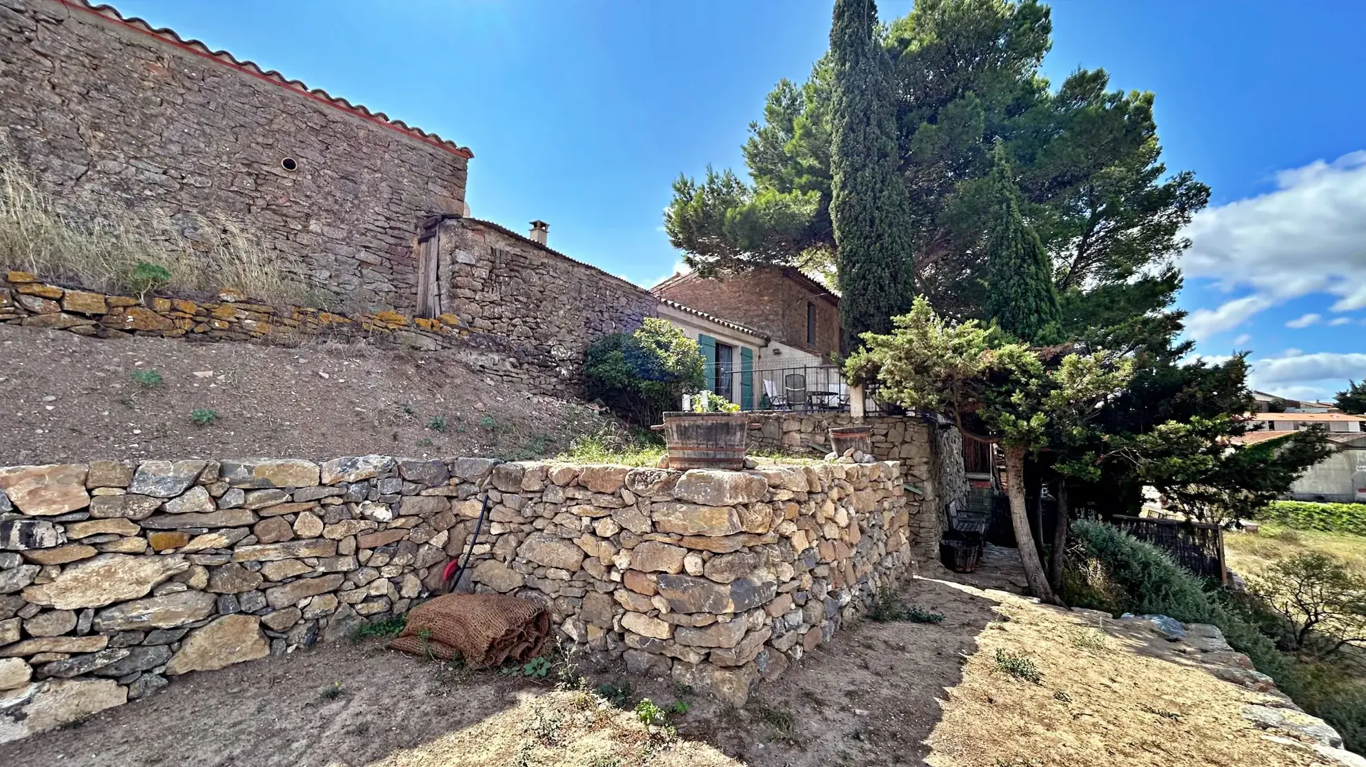 Maison en pierre avec vue exceptionnelle, terrasse et jardin à Escales 