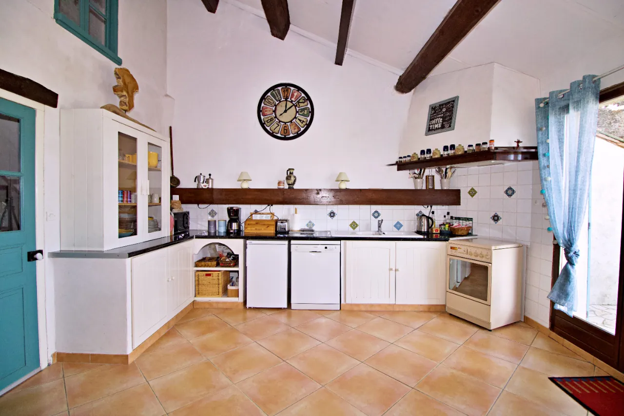 Maison en pierre avec vue exceptionnelle, terrasse et jardin à Escales 