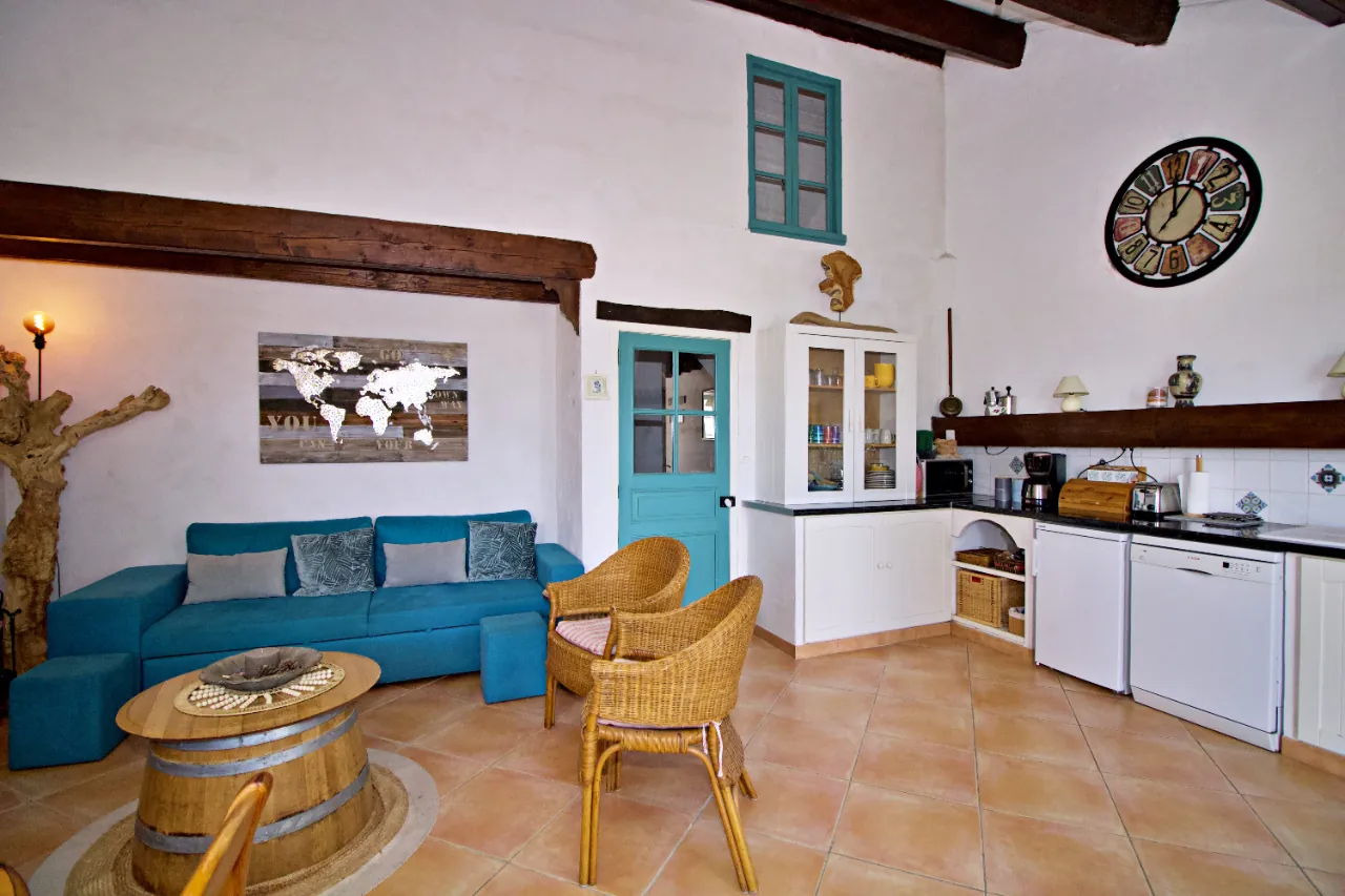 Maison en pierre avec vue exceptionnelle, terrasse et jardin à Escales 