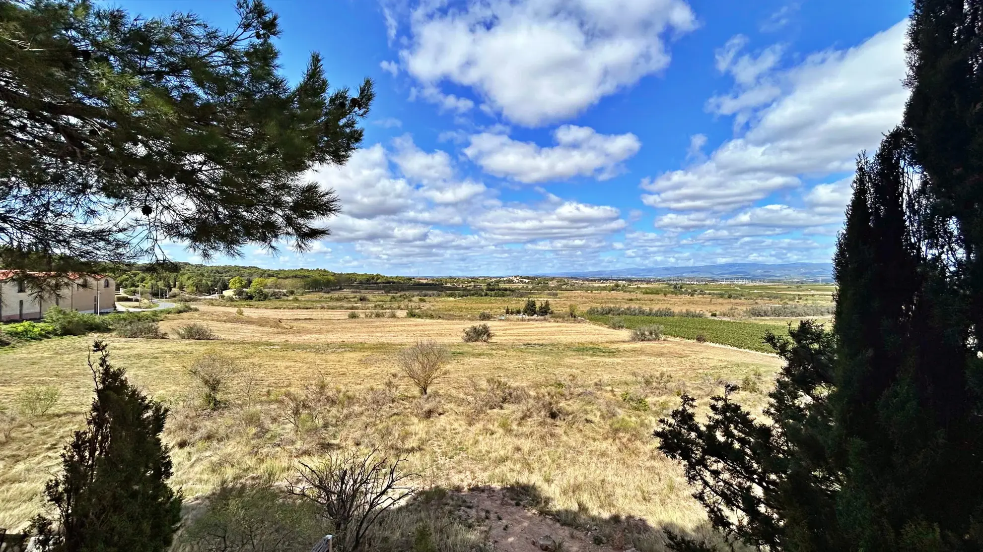Maison en pierre avec vue exceptionnelle, terrasse et jardin à Escales 