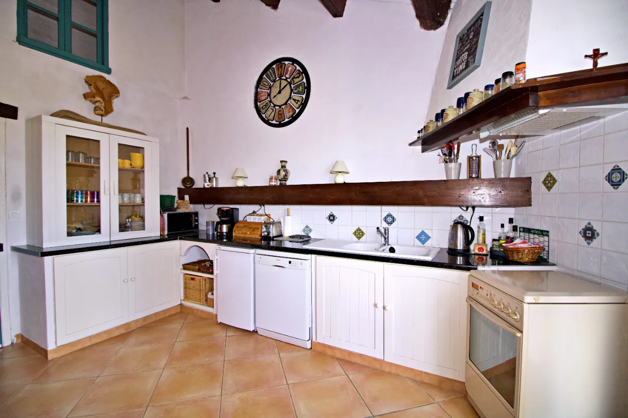 Maison en pierre avec vue exceptionnelle, terrasse et jardin à Escales 