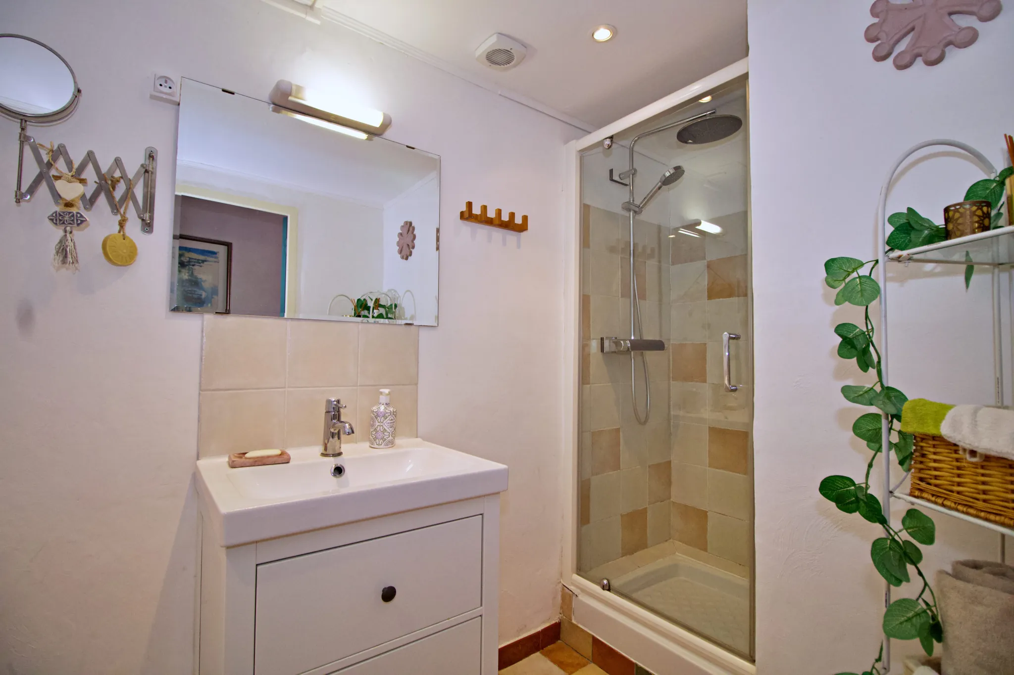 Maison en pierre avec vue exceptionnelle, terrasse et jardin à Escales 