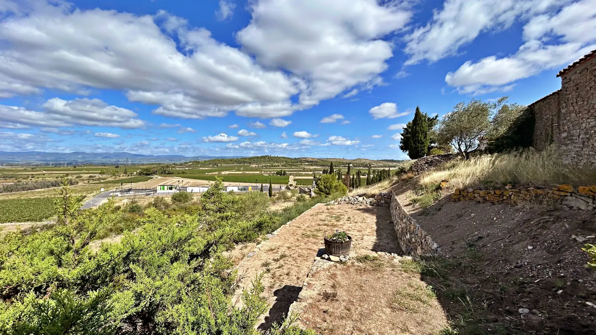 Maison en pierre avec vue exceptionnelle, terrasse et jardin à Escales 