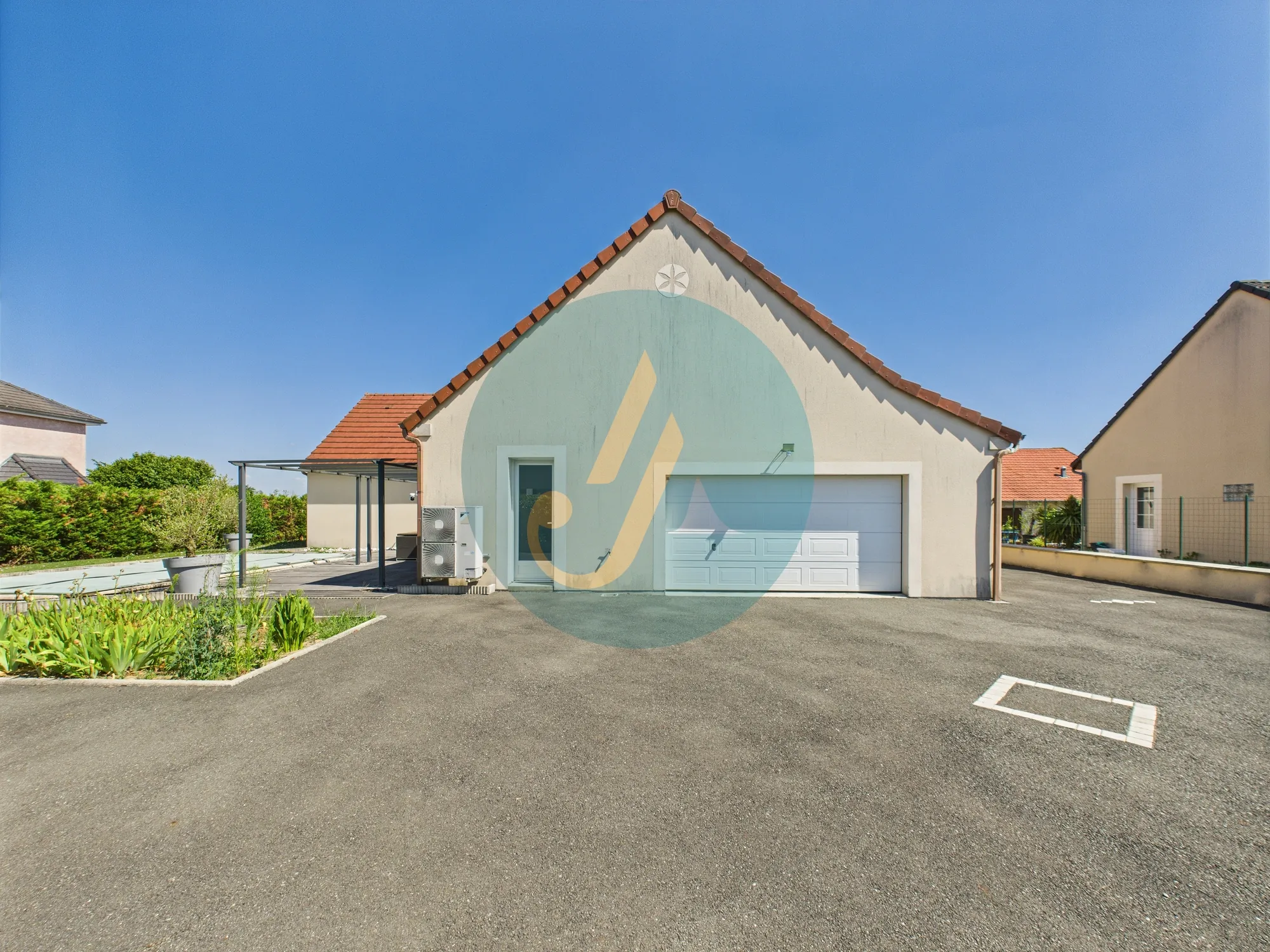 Maison contemporaine de 137 m² à Marzy proche Nevers avec piscine et jardin 