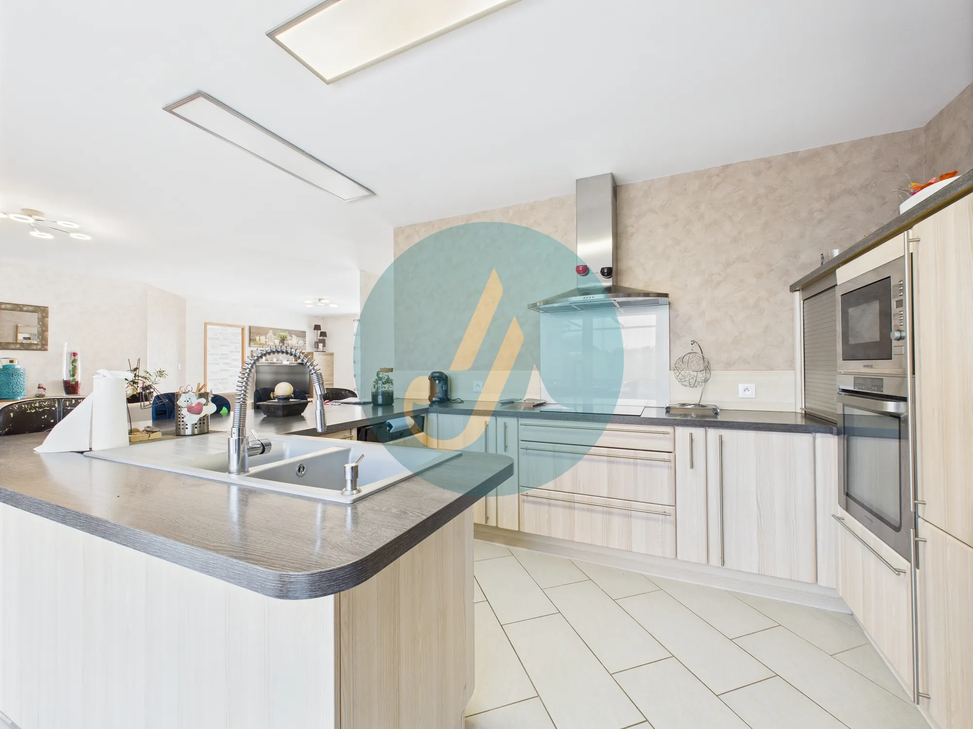 Maison contemporaine de 137 m² à Marzy proche Nevers avec piscine et jardin 