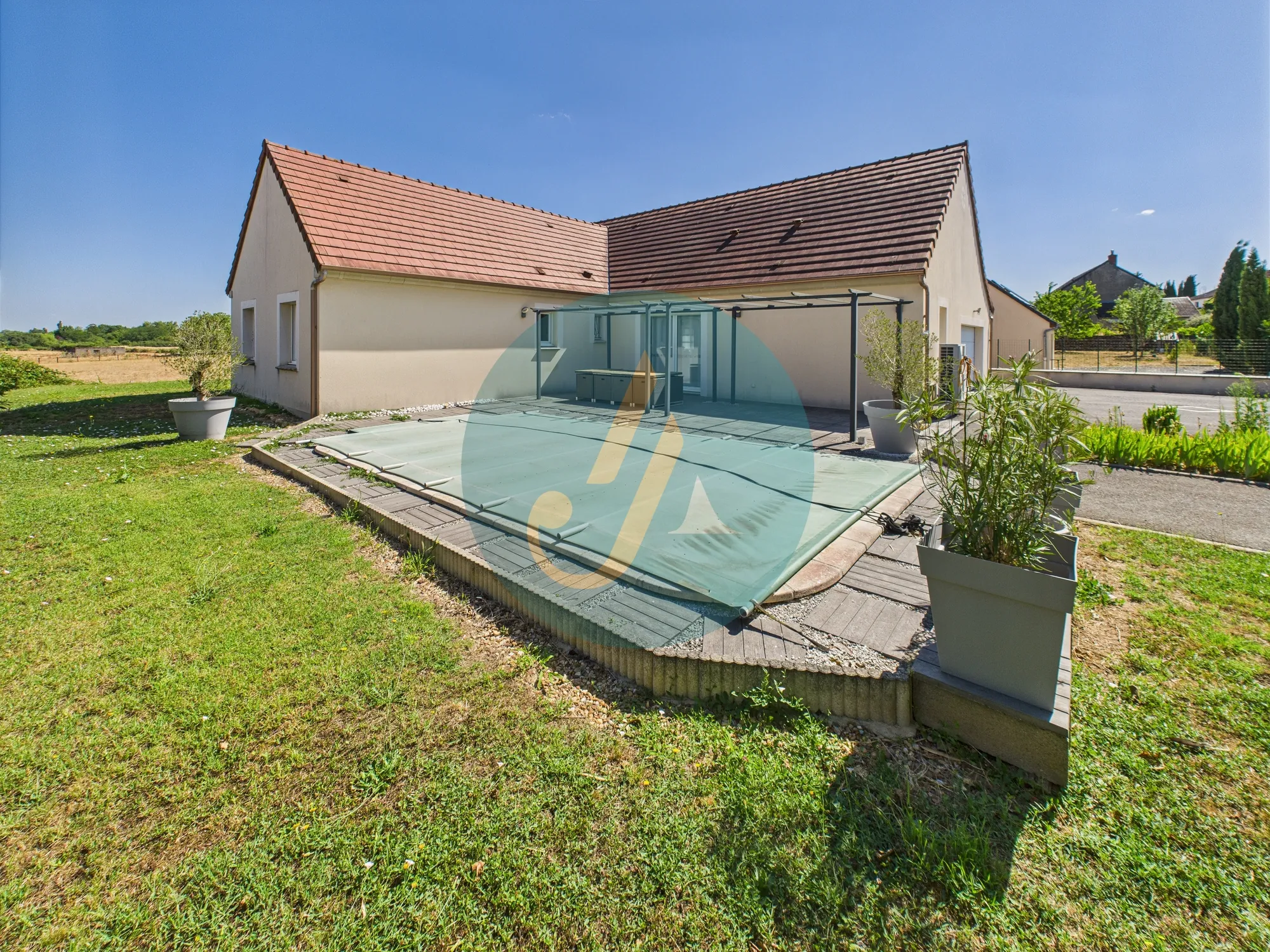Maison contemporaine de 137 m² à Marzy proche Nevers avec piscine et jardin 