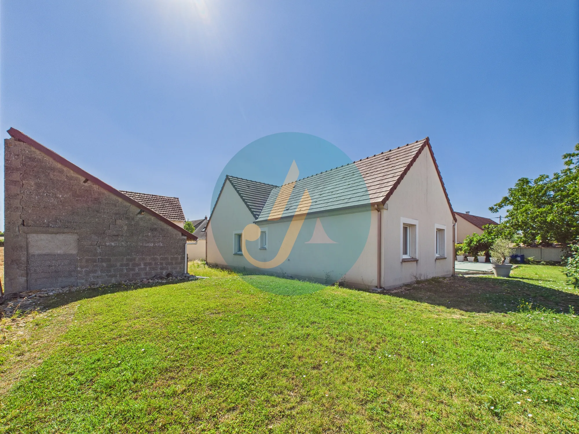 Maison contemporaine de 137 m² à Marzy proche Nevers avec piscine et jardin 