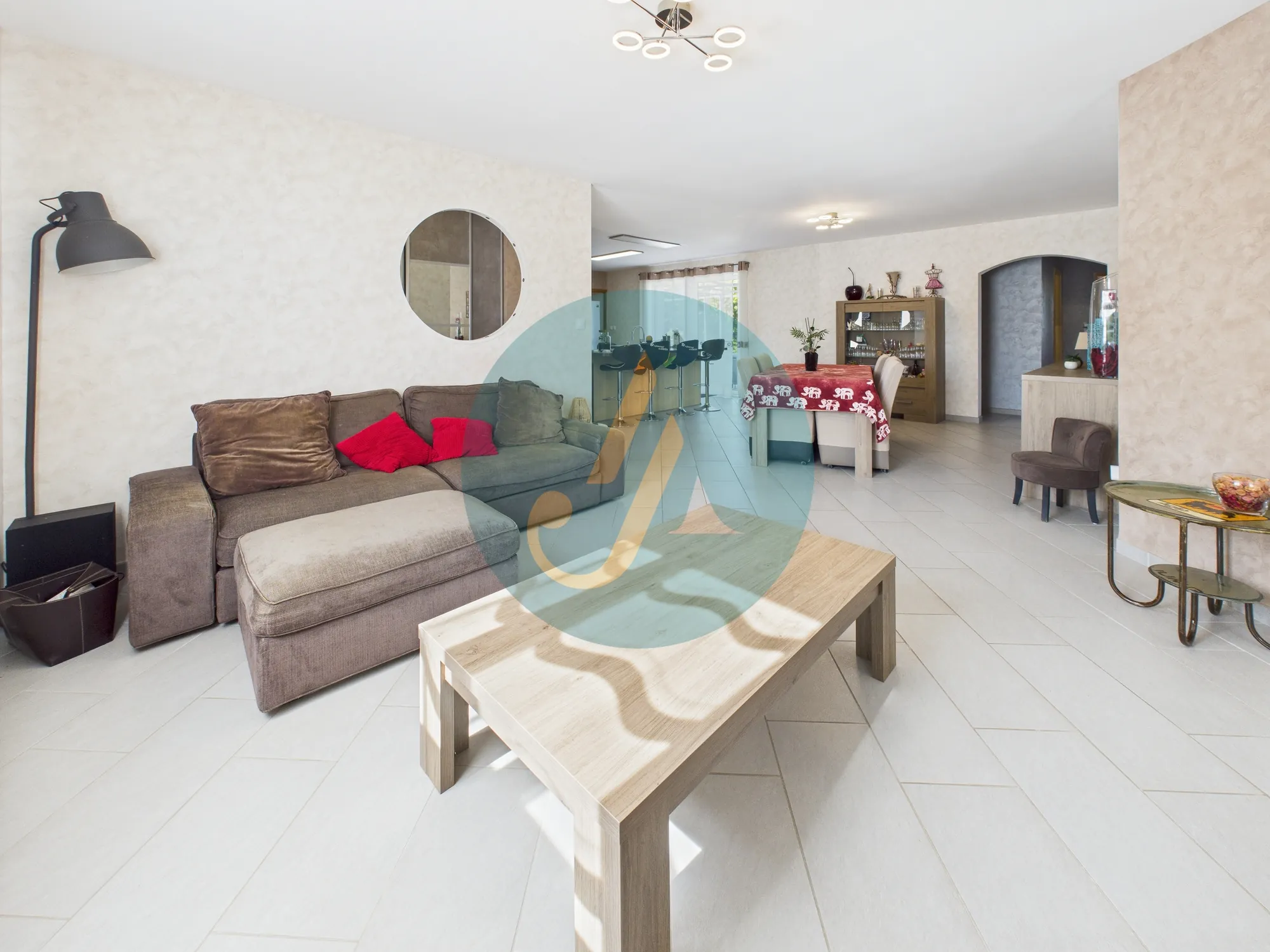 Maison contemporaine de 137 m² à Marzy proche Nevers avec piscine et jardin 