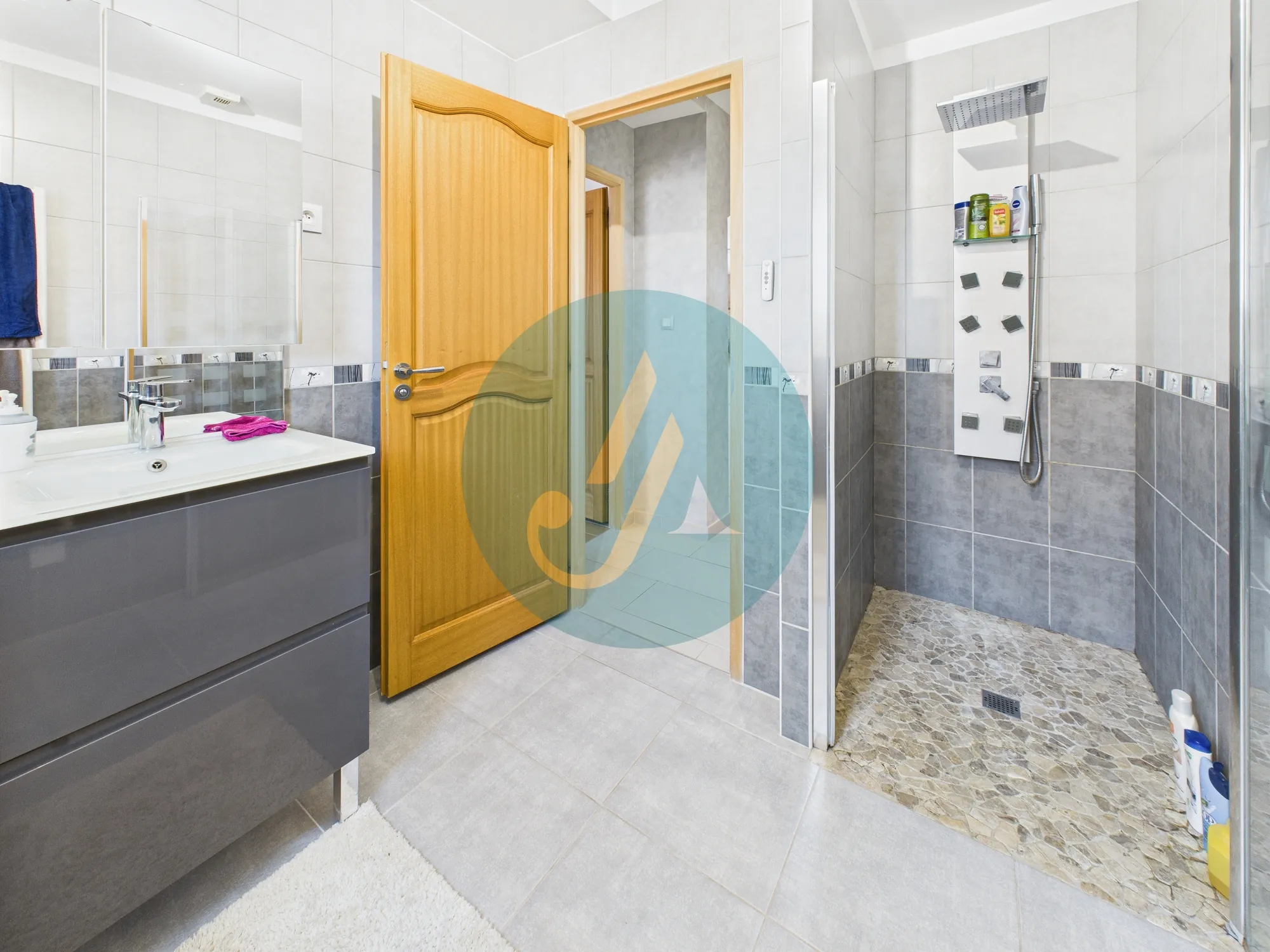 Maison contemporaine de 137 m² à Marzy proche Nevers avec piscine et jardin 