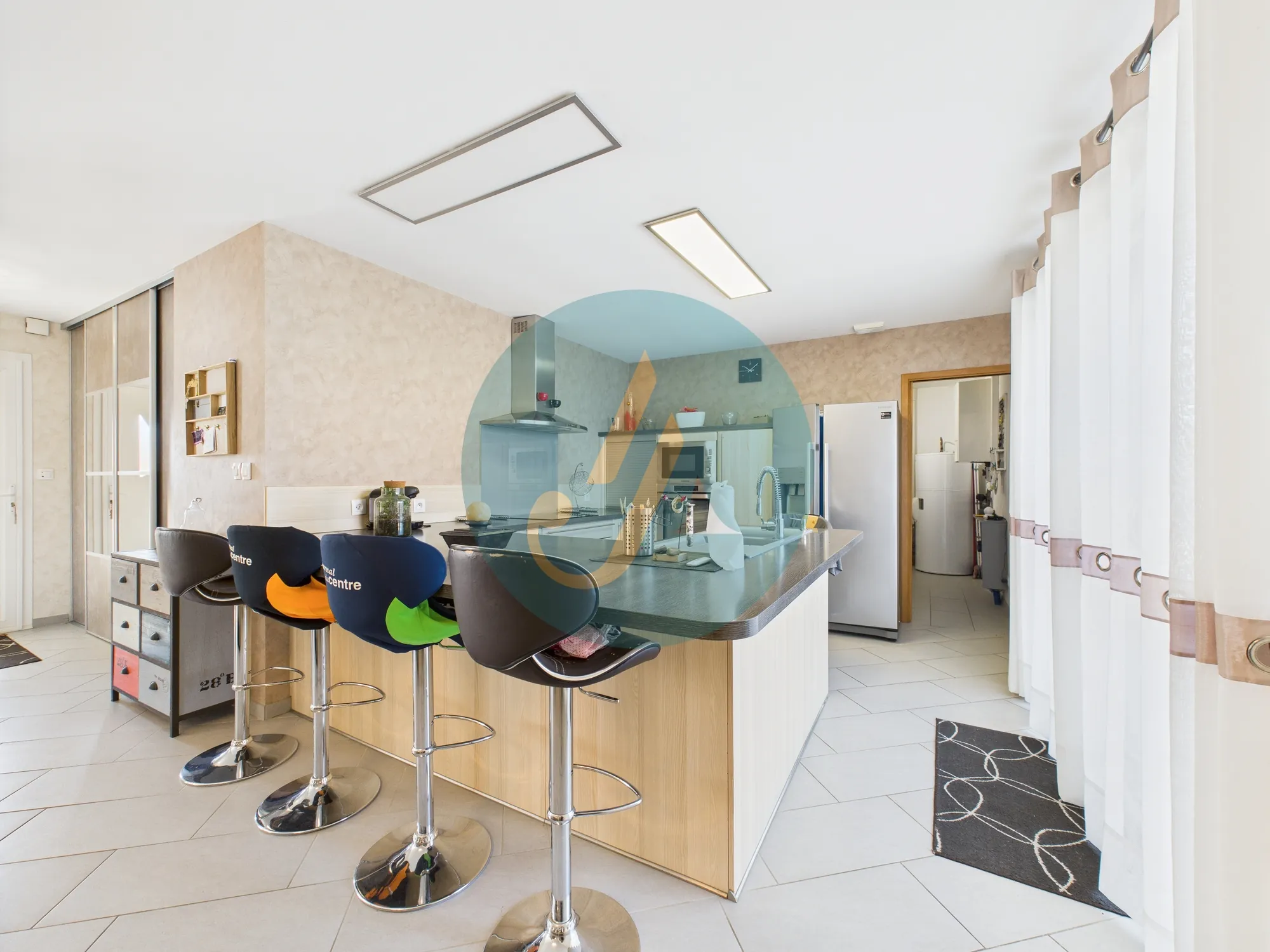 Maison contemporaine de 137 m² à Marzy proche Nevers avec piscine et jardin 