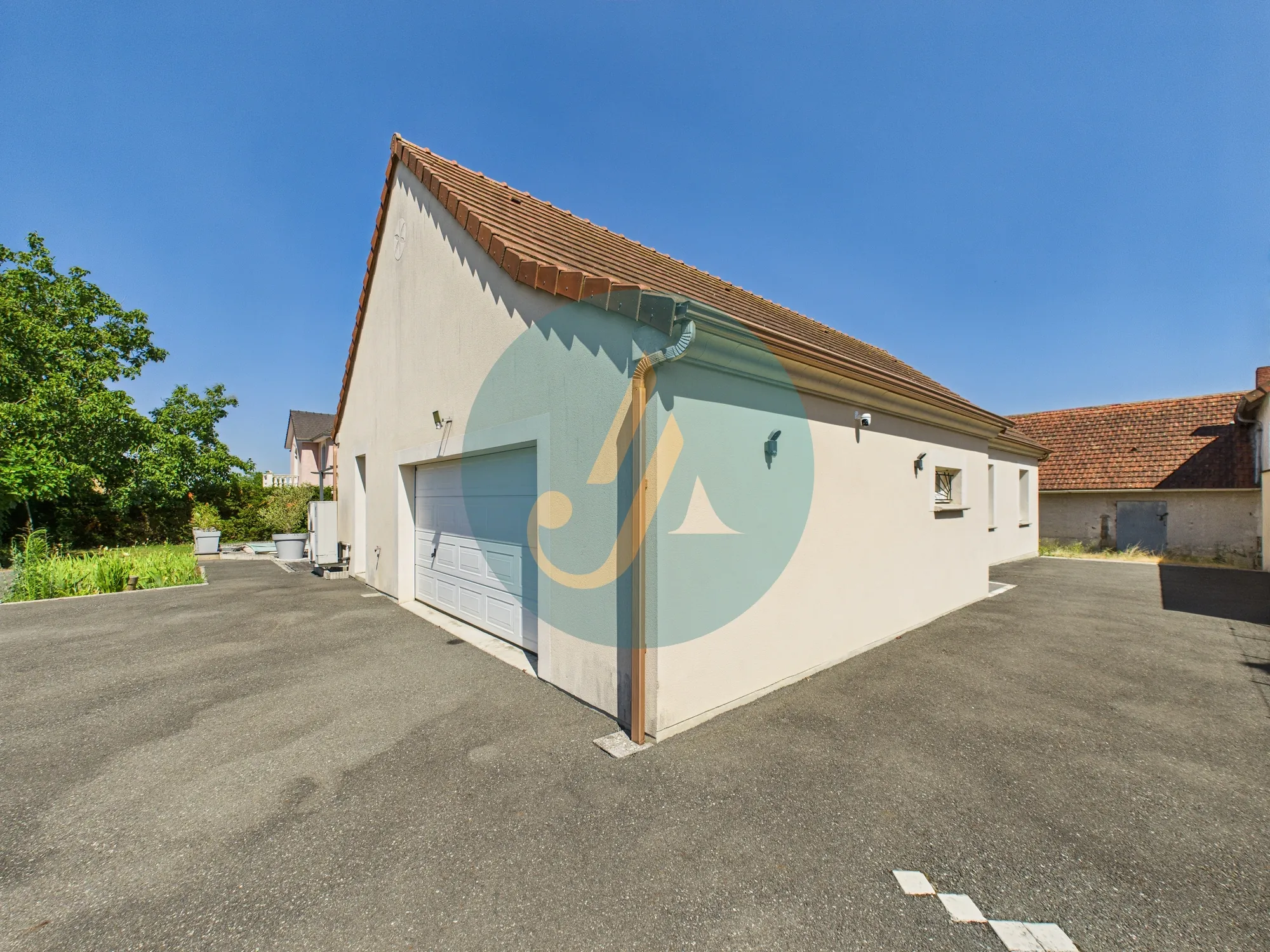 Maison contemporaine de 137 m² à Marzy proche Nevers avec piscine et jardin 