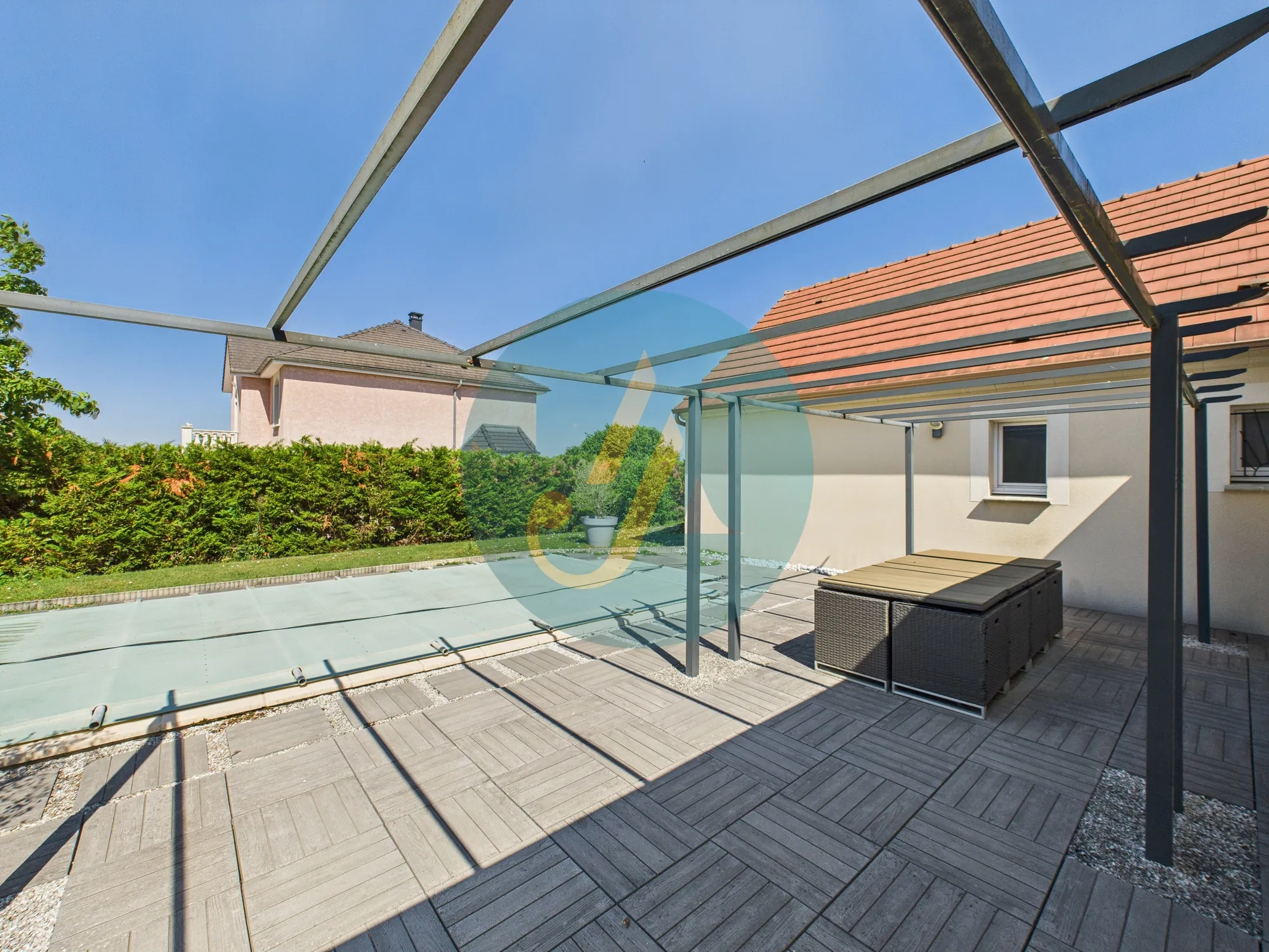 Maison contemporaine de 137 m² à Marzy proche Nevers avec piscine et jardin 