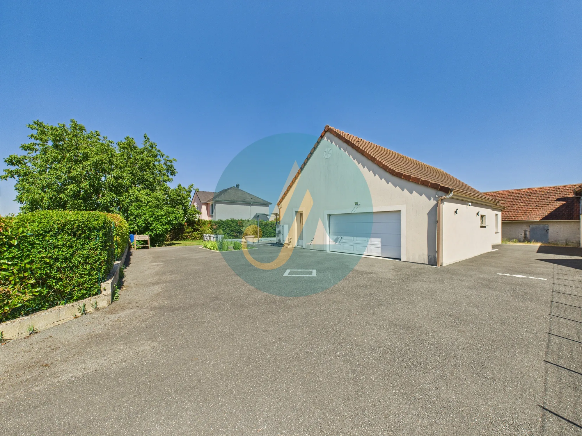 Maison contemporaine de 137 m² à Marzy proche Nevers avec piscine et jardin 