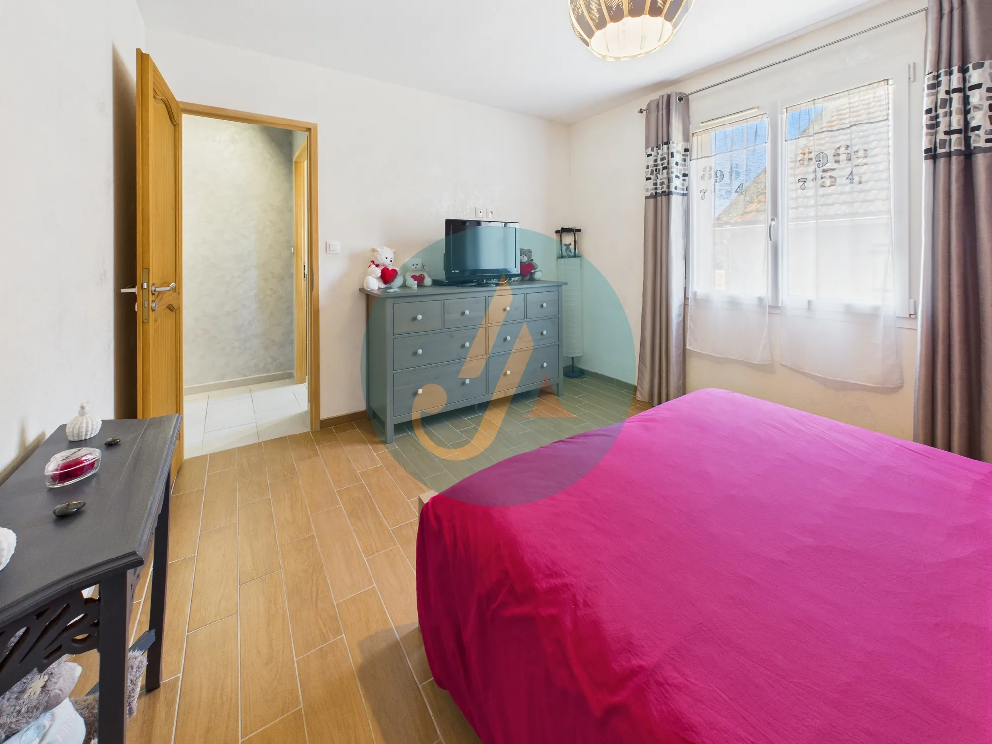 Maison contemporaine de 137 m² à Marzy proche Nevers avec piscine et jardin 