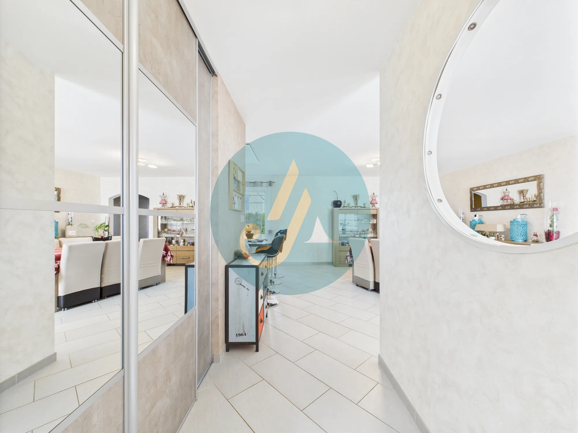 Maison contemporaine de 137 m² à Marzy proche Nevers avec piscine et jardin 