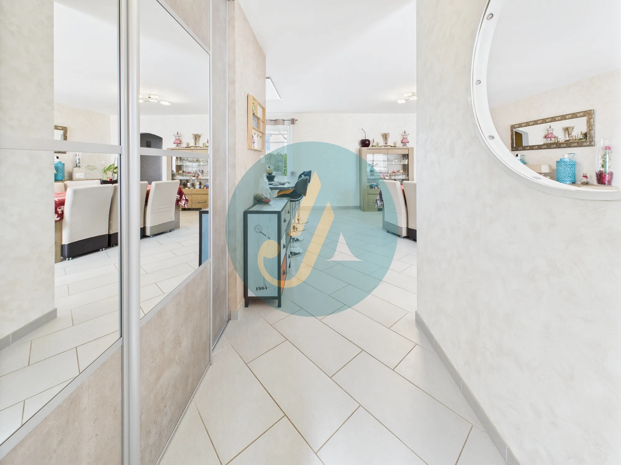 Maison contemporaine de 137 m² à Marzy proche Nevers avec piscine et jardin 