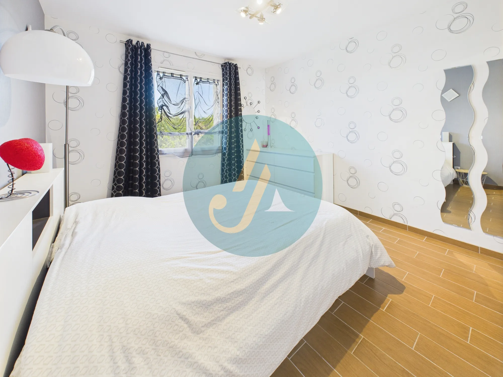 Maison contemporaine de 137 m² à Marzy proche Nevers avec piscine et jardin 