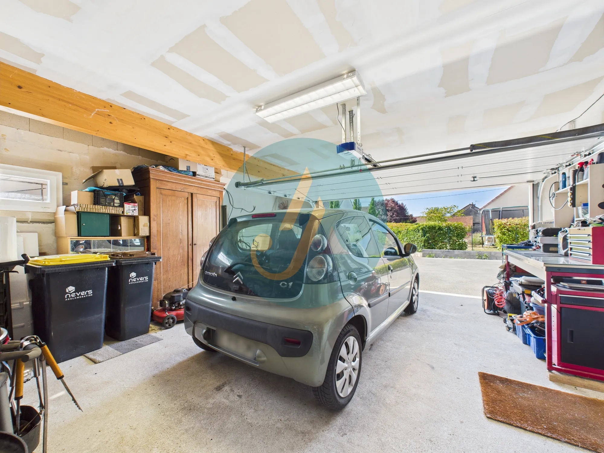 Maison contemporaine de 137 m² à Marzy proche Nevers avec piscine et jardin 